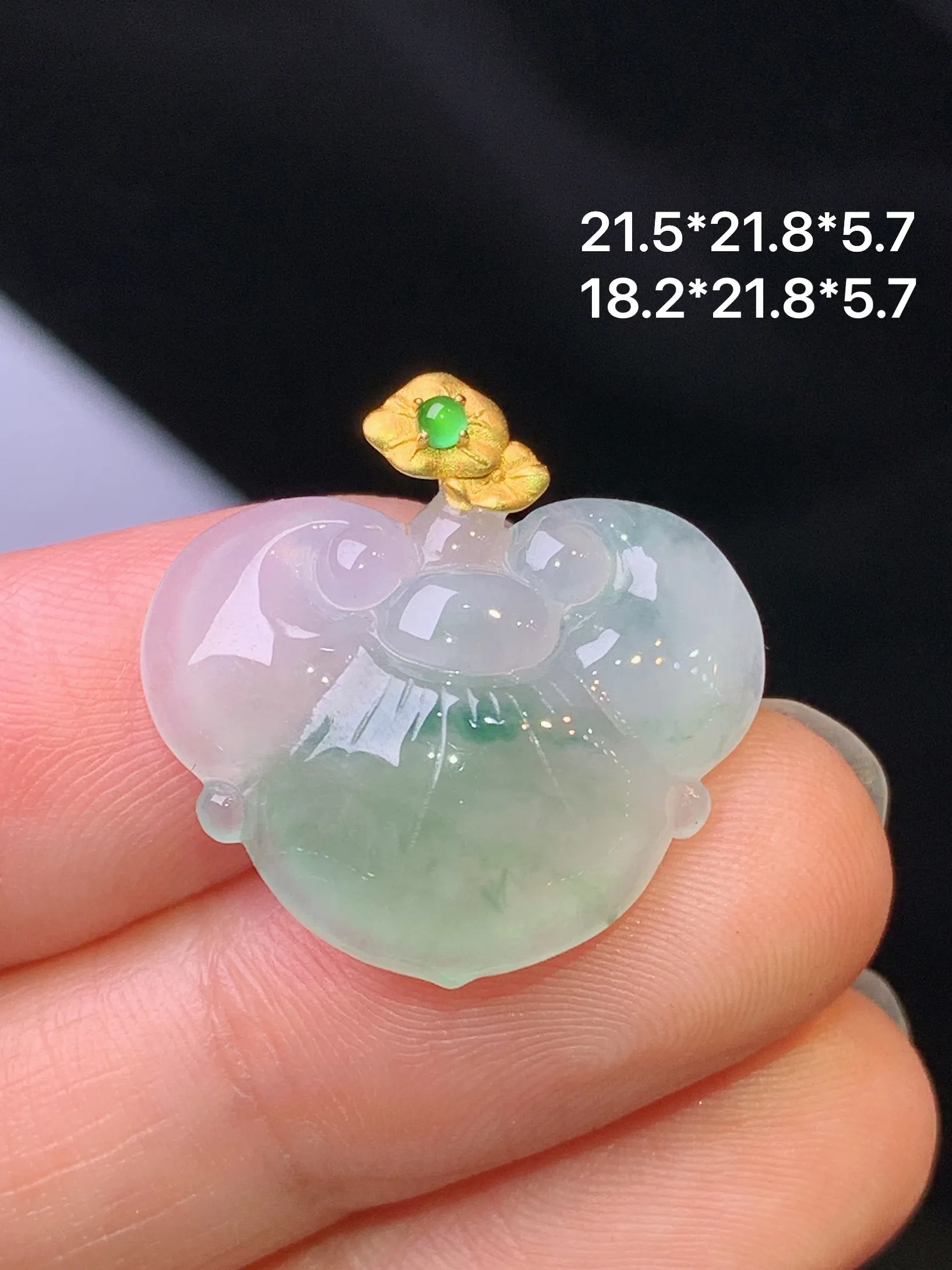 18k金镶嵌飘绿如意头吊坠 玉质细腻 色泽艳丽清新 整体尺寸21.5*21.8*5.7