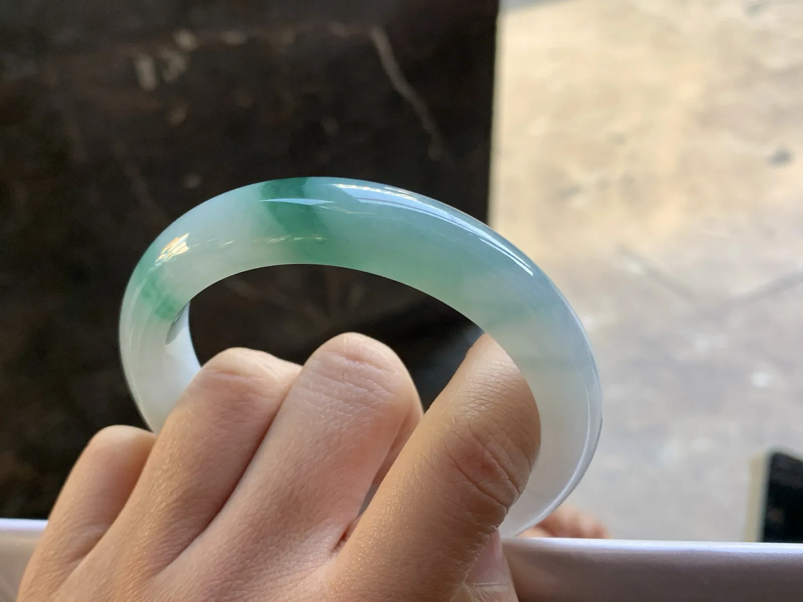 57-13.2-8.6

飘花手镯^_^玉质温润 细腻