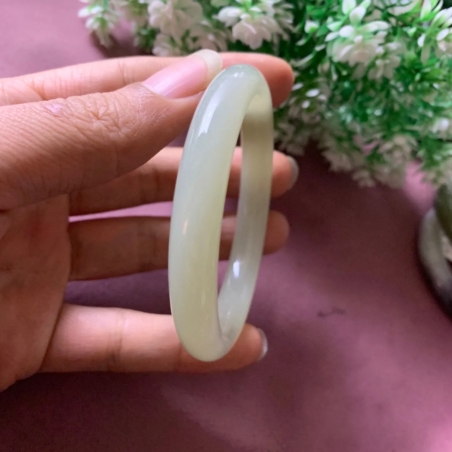 58.5圈口和田玉清水色手镯【挽间柔情】，和田玉58.5圈口晴水手镯，精品粉糖，镯型古朴典雅。在诗情画意的雨巷相遇，你是我腕间的一抹风情，有你眸有深情.清风荡漾湖间静水，我愿俯身低眉，在烟波涟漪处寻