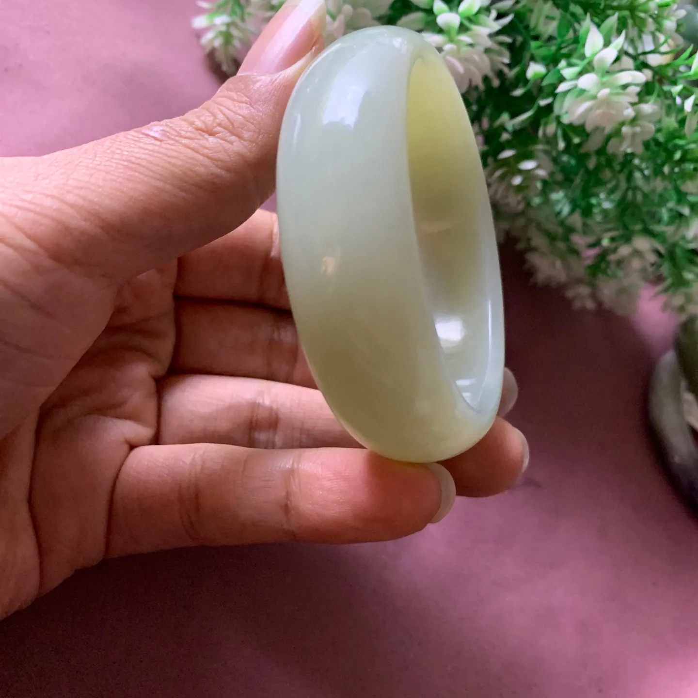 53圈口和田玉贵妃手镯【挽间柔情】，实际佩戴53圈口，精品粉糖，镯型古朴典雅。在诗情画意的雨巷相遇，你是我腕间的一抹风情，有你眸有深情.清风荡漾湖间静水，我愿俯身低眉，在烟波涟漪处寻，内径长/宽57.2/48.5