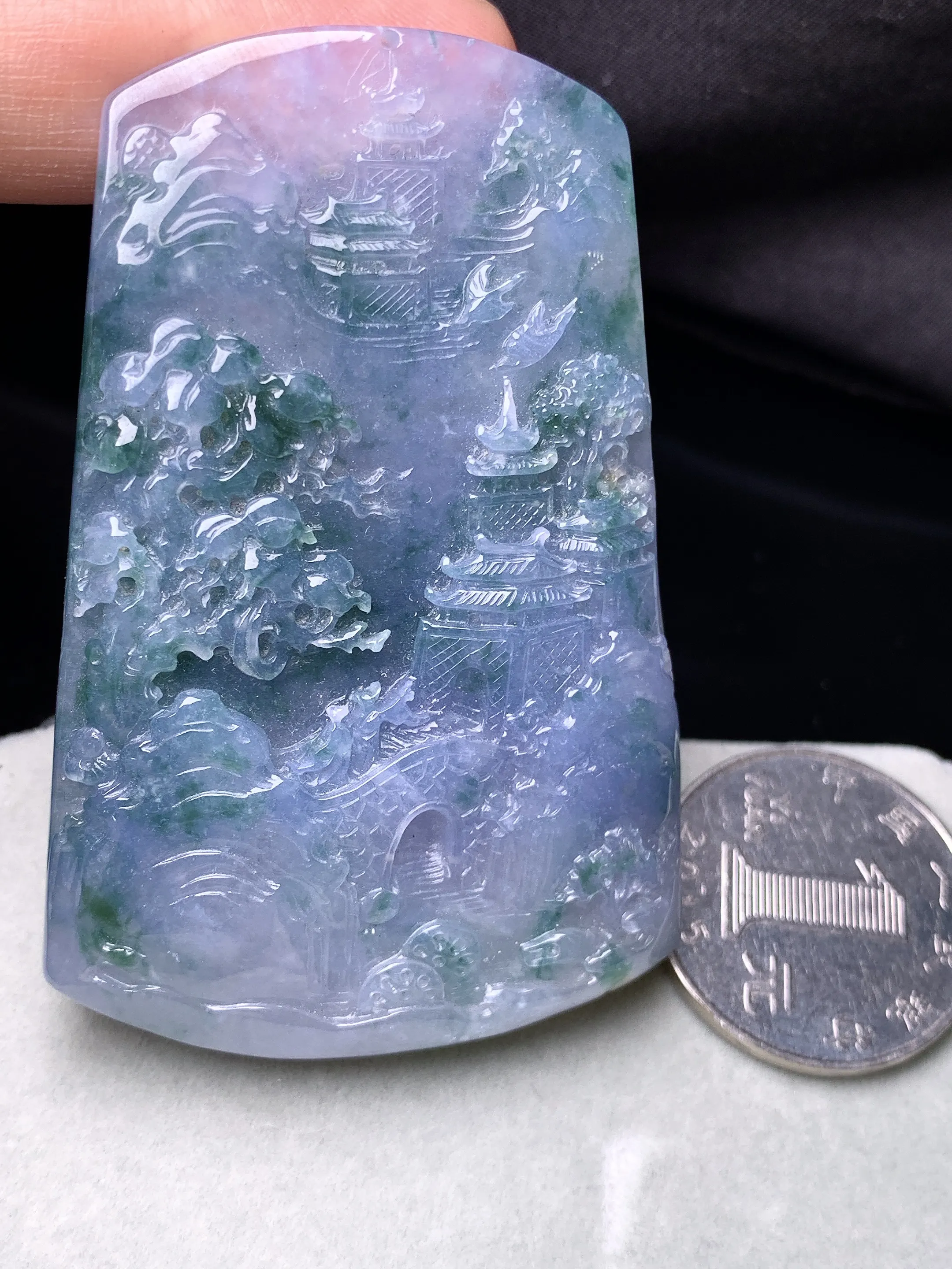 飘花紫罗兰山水牌子吊坠 玉质细腻 色泽艳丽清新 整体尺寸65*42.7*9.5