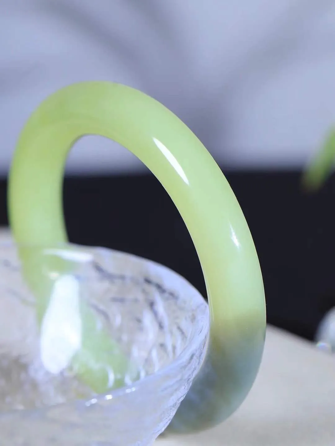 【花样年华·手镯】

精品和田玉双色圆条手镯，质地油润细腻，色泽高贵典雅，镯型古朴典雅。在诗情画意的雨巷相遇，你是我腕间的一抹风情，有你眸有深情，清风荡漾湖间静水，我愿俯身低眉，在烟波涟漪处，寻你深情倩影。内径57mm尺寸11.5-11.3mm 重67克。fDL-36181088