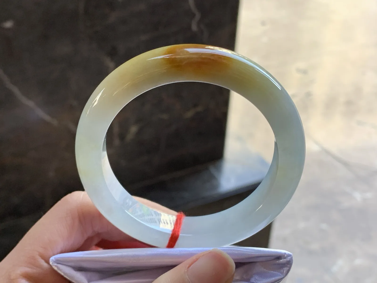 56-12.5-9

黄翡手镯^_^鲜艳 玉质温润