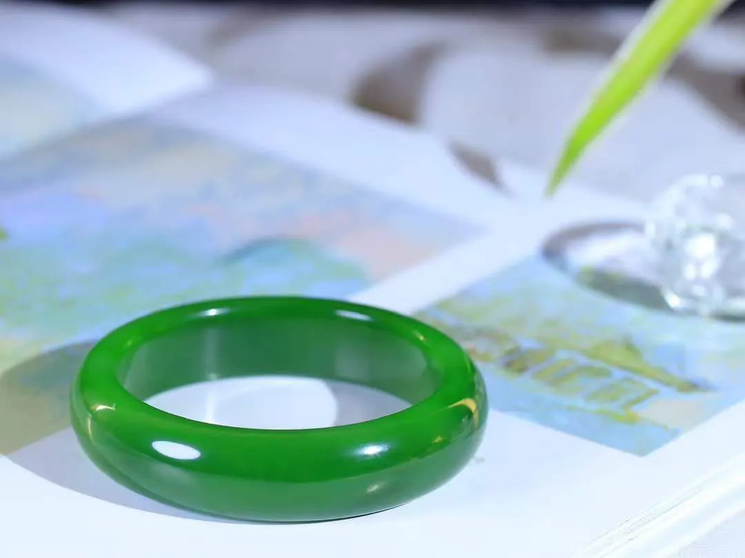 【悠悠芳华.镯】

典藏级和田玉碧玉手镯 玉质温润 青葱岁月，尽收腕中，婉转流畅，凝岁月悠长。盈