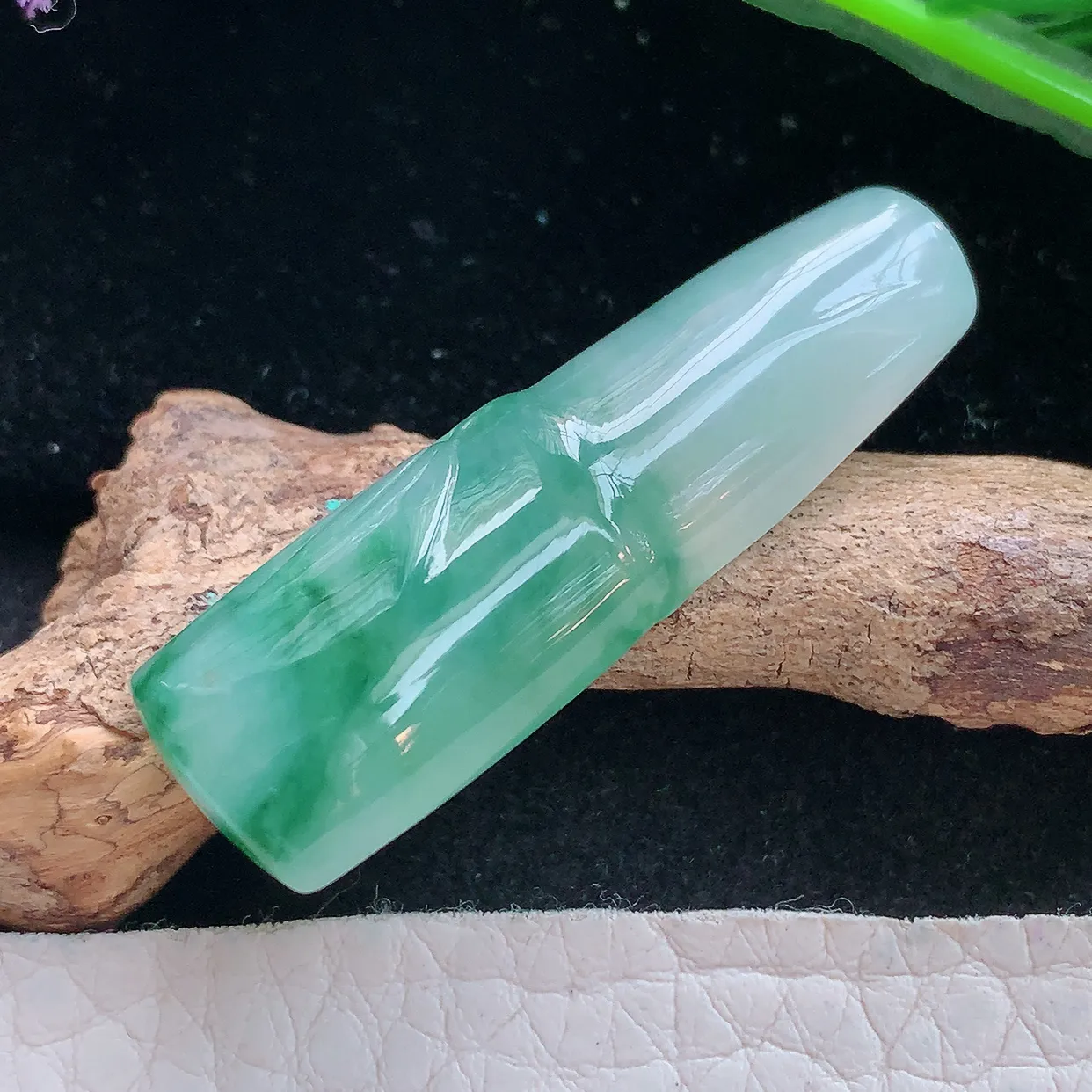 lz实拍39*12.3*6缅甸翡翠精雕冰飘花竹节 节节高玉项坠 玉挂件