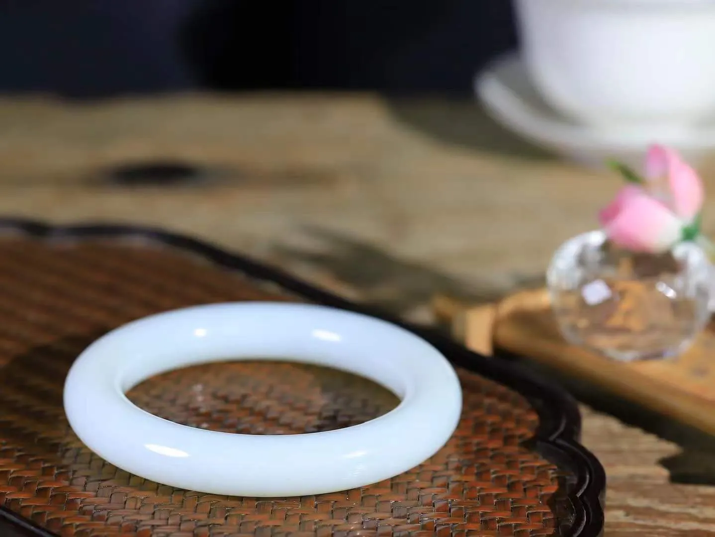 【玉佳人·手镯】

精品️和田玉白玉圆条手镯 ，玉质细腻油润，做工细致精美，端庄素雅，亭亭玉立，芊