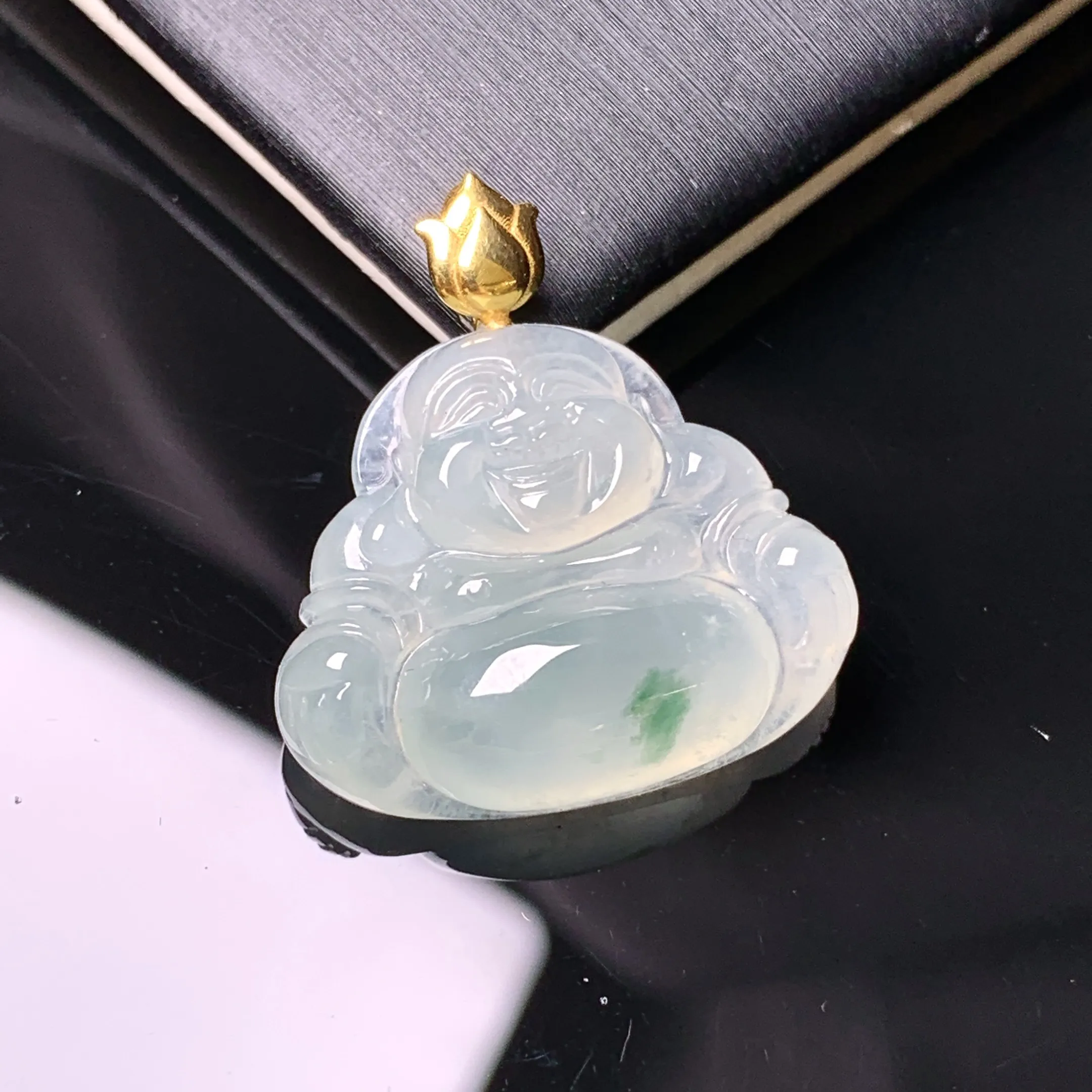 18k金镶嵌冰种飘绿佛公吊坠 玉质细腻 色泽艳丽清新 整体尺寸25*23*6.8