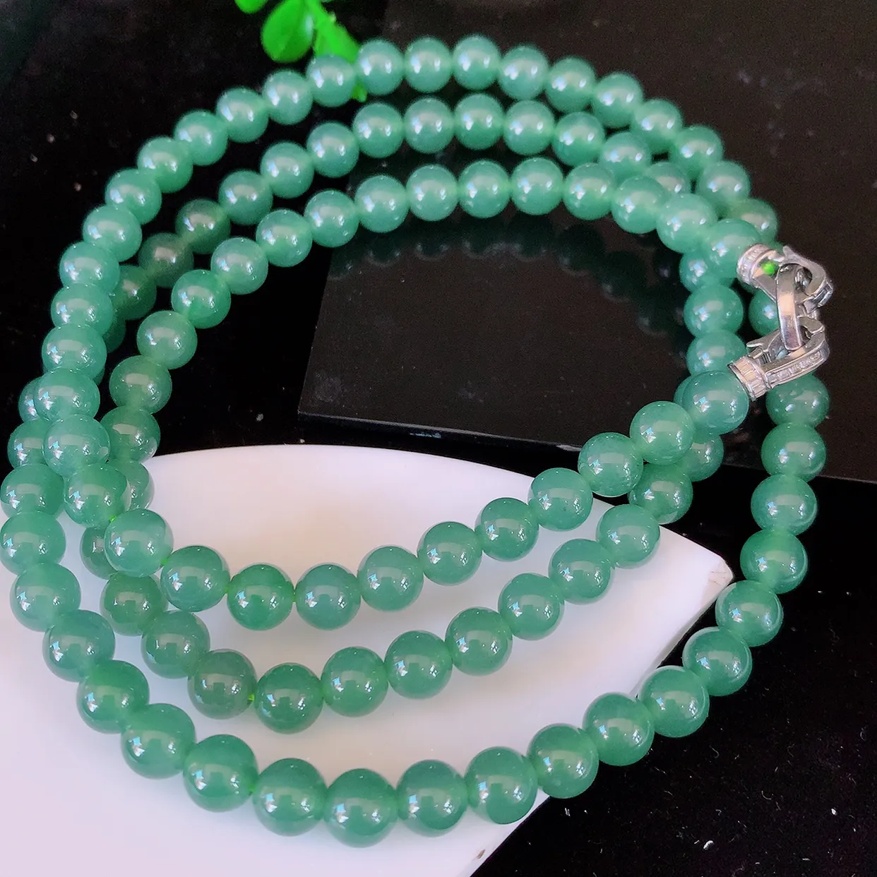 自然光实拍，冰种满色翡翠项链，翠色灵动，佩戴效果时尚出众，尽显气质，玉质细腻，美感十足。#001.1