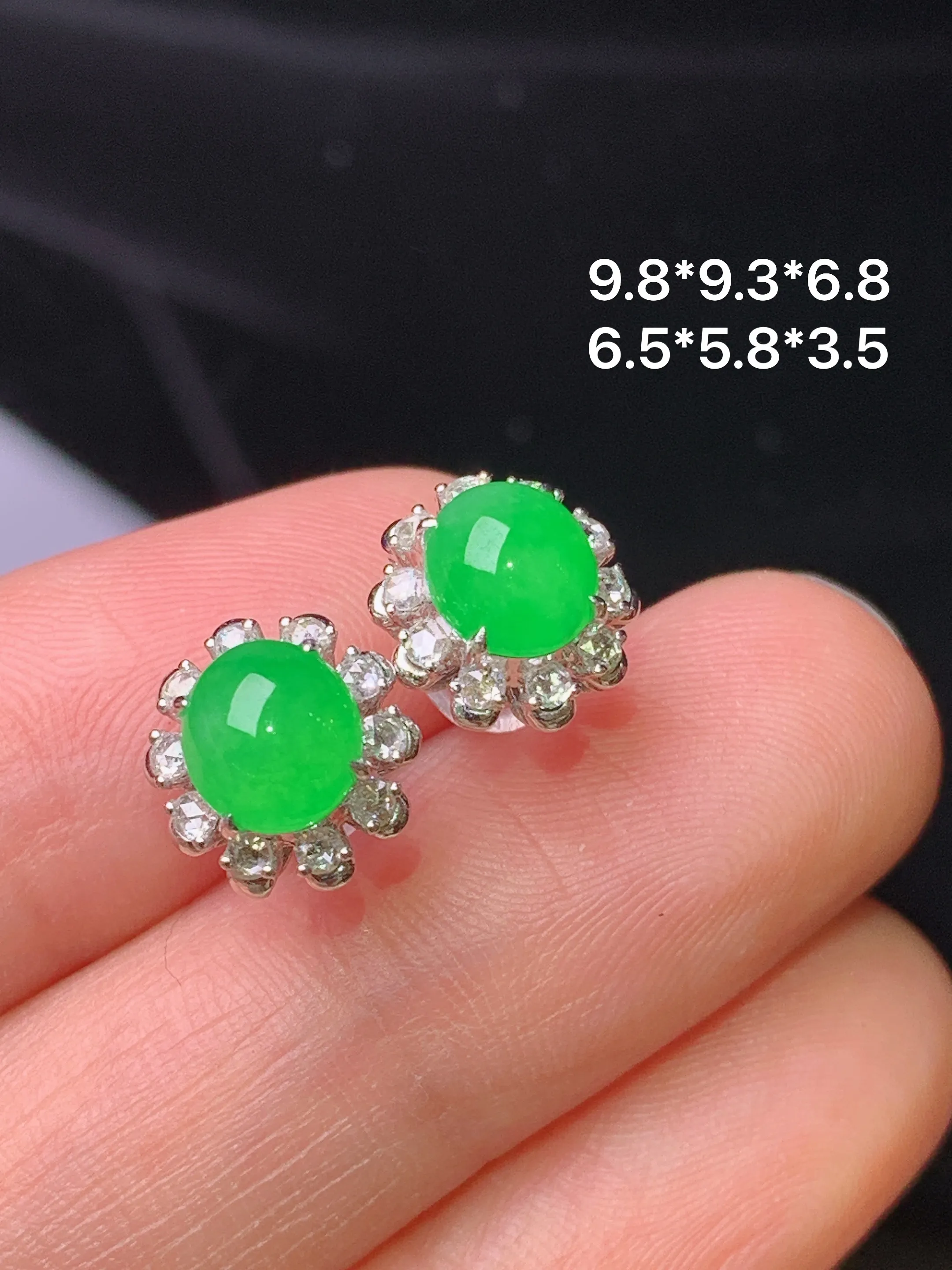 18k金钻镶嵌满绿蛋面耳钉 玉质细腻 色泽艳丽清新 整体尺寸9.8*9.3*6.8