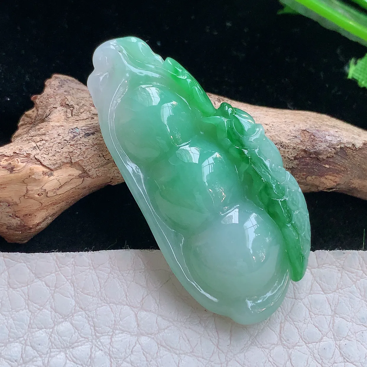 lz实拍42*20.5*7.8缅甸翡翠精雕辣绿一鸣惊人状元豆玉项坠 玉挂件