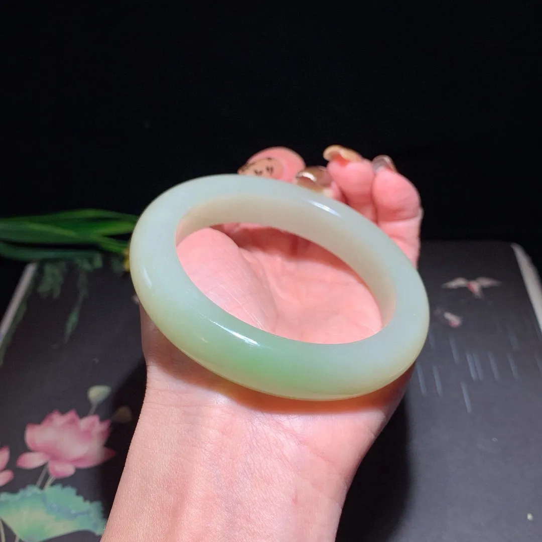 和田玉58.5圈口翠青宽条手镯！玉质细腻油润 底色纯净 无裂无黑 脂粉好，品质高