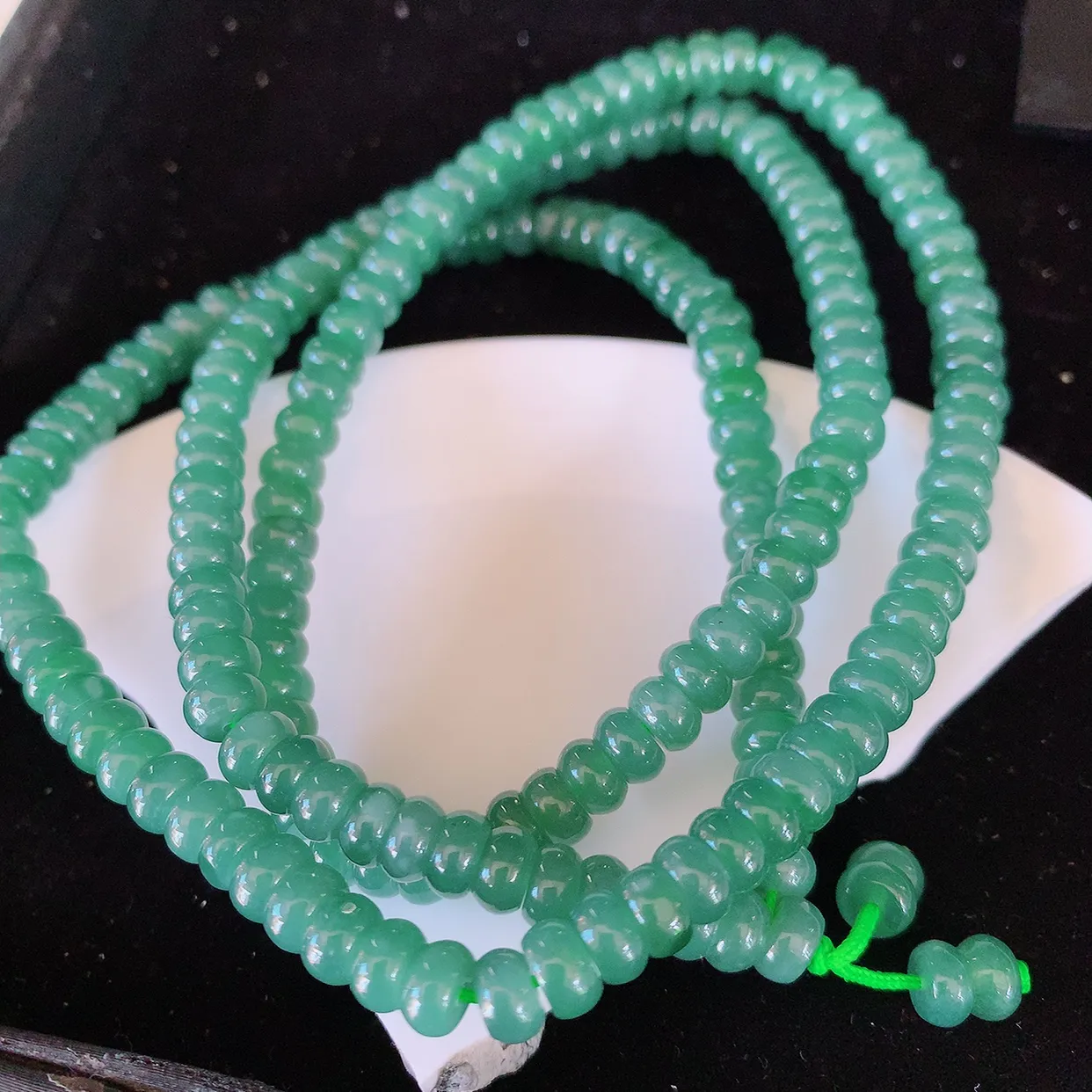 自然光实拍，冰满色翡翠项链，翠色灵动，佩戴效果时尚出众，尽显气质，玉质细腻，美感十足。#001.1取一尺寸6*3.2