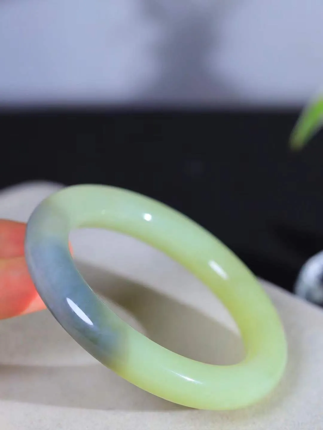 【花样年华·手镯】

精品和田玉双色圆条手镯，质地油润细腻，色泽高贵典雅，镯型古朴典雅。在诗情画意的雨巷相遇，你是我腕间的一抹风情，有你眸有深情，清风荡漾湖间静水，我愿俯身低眉，在烟波涟漪处，寻你深情倩影。内径57mm尺寸11.5-11.3mm 重67克。fDL-36181088