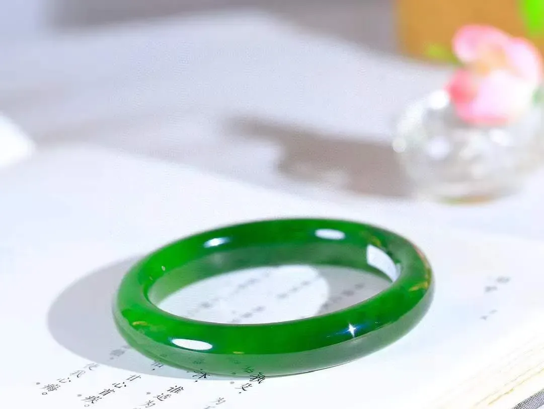 【碧色荡漾·手镯】

收藏级和田玉碧玉手镯，玉质细腻温润，手感舒适，️线条流畅，简约大气，美自天成，佩戴于腕间，婉约之美，举手投足间透出那份低调奢华，醉人心扉。重47.8克  内径圈口54mm  尺寸11.3-8.5mm  FDA-66161033