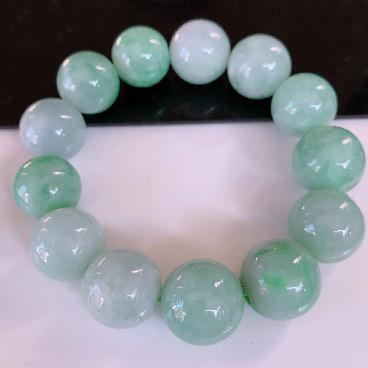 自然光实拍，大颗冰润飘绿翡翠圆珠手串手链，种老水足，冰清玉润  颜色漂亮  #001.1取一尺寸17.6