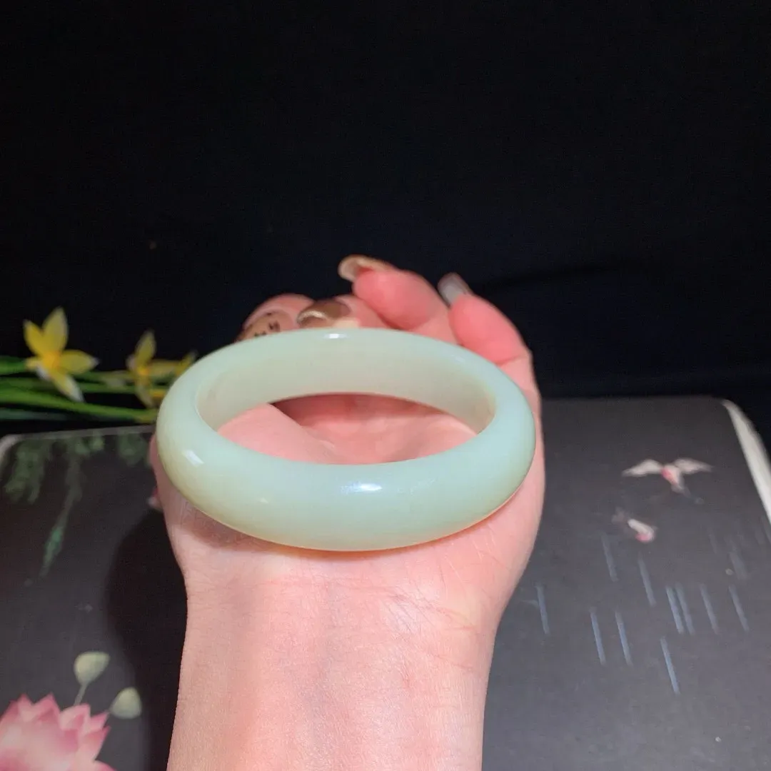 和田玉55圈口且末料手镯，玉质细腻油润 底色纯净 无裂无杂 脂粉好，品质高。