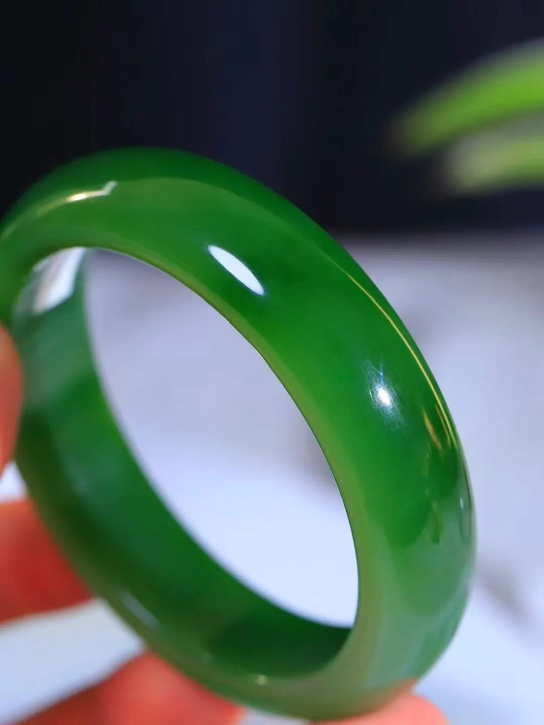 【悠悠芳华.镯】

典藏级和田玉碧玉手镯 玉质温润 青葱岁月，尽收腕中，婉转流畅，凝岁月悠长。盈一眸恬淡，挽一抹绿意。重78克 内径59mm尺寸16.8-9mm   861202855A