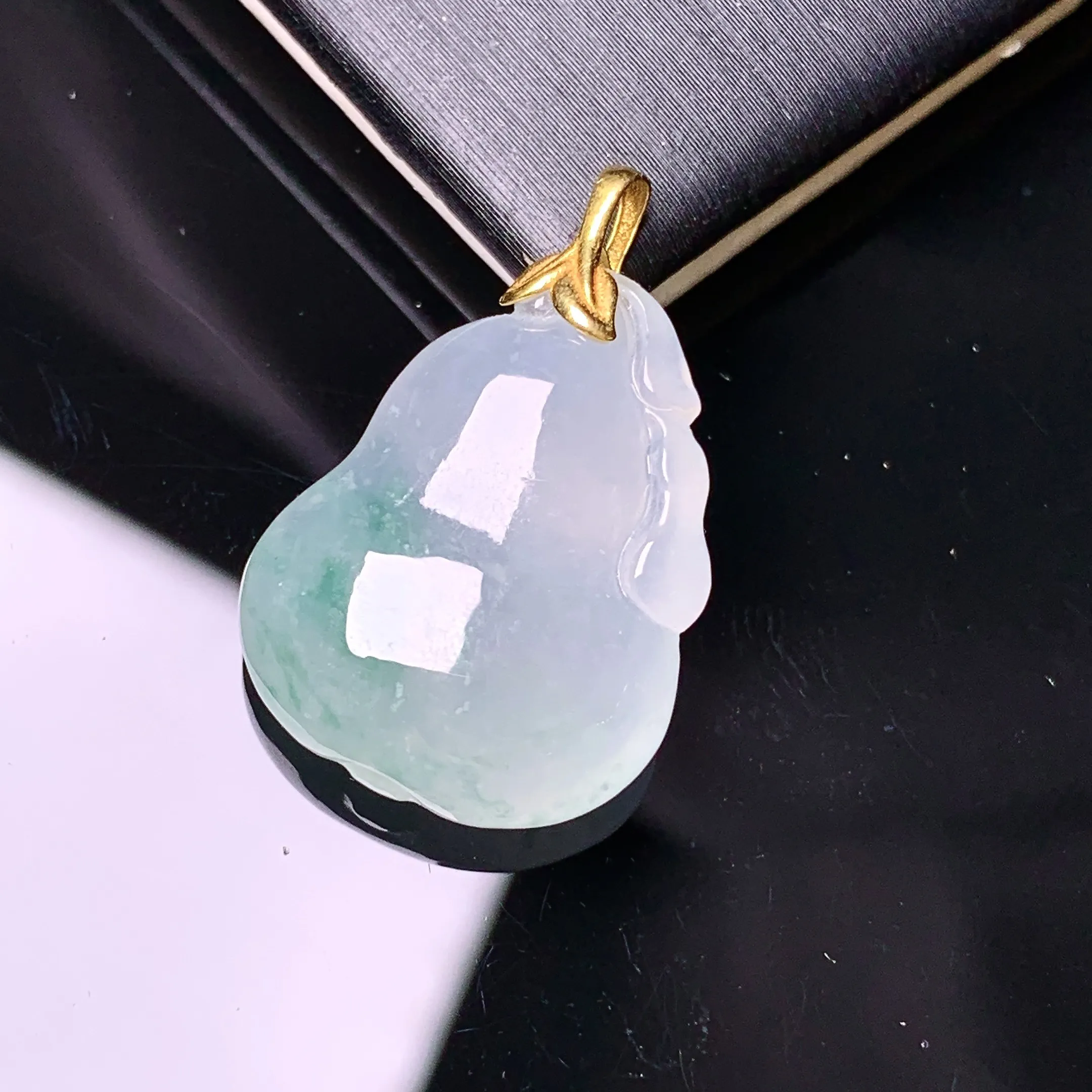 18k金镶嵌冰种葫芦吊坠 玉质细腻 色泽艳丽清新 整体尺寸24*16*6.6