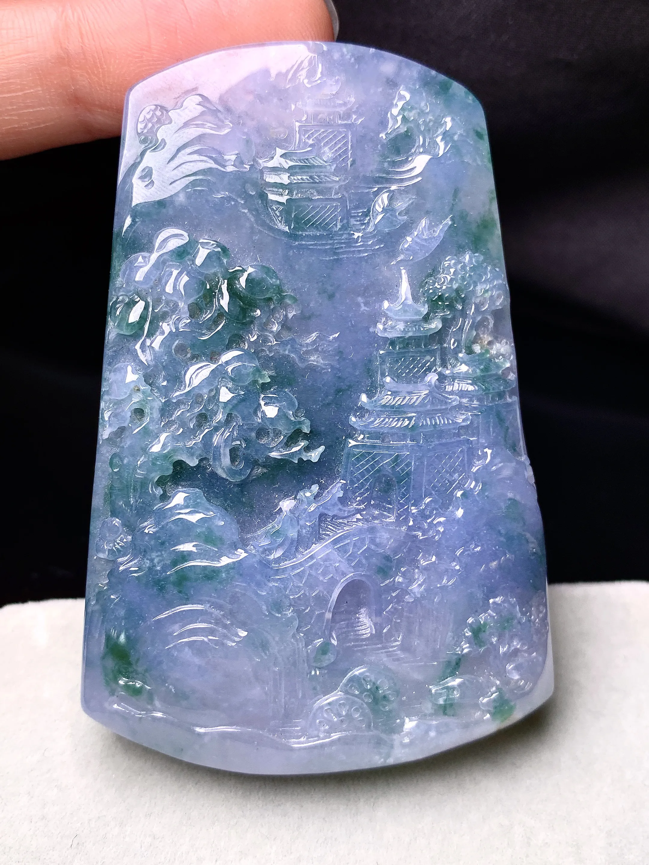 飘花紫罗兰山水牌子吊坠 玉质细腻 色泽艳丽清新 整体尺寸65*42.7*9.5