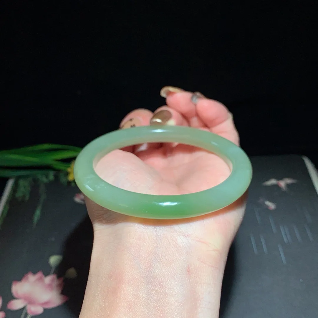 和田玉59圈口翠青手镯！玉质细腻油润 底色纯净 无裂无黑 脂粉好，品质高