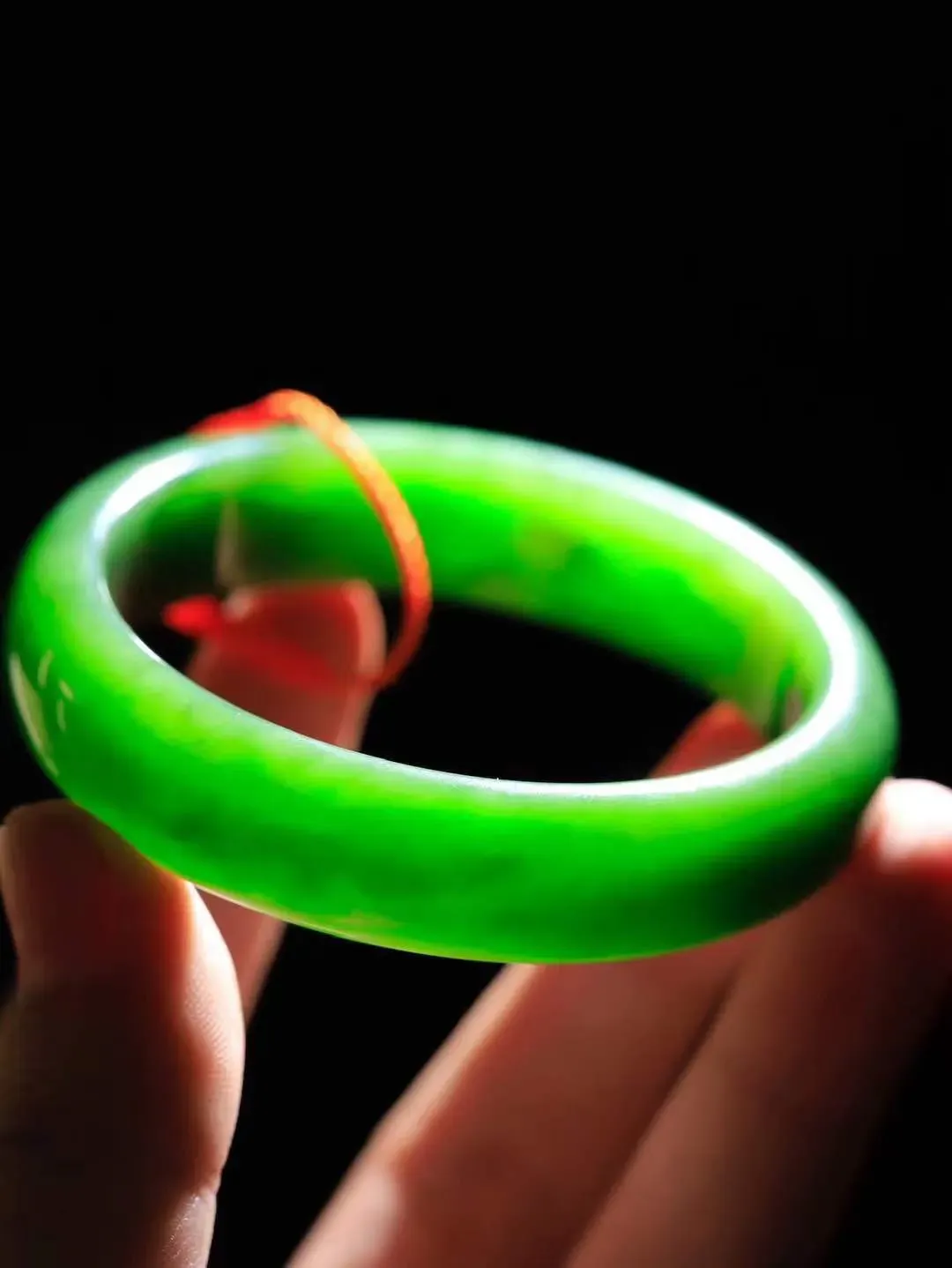 （温柔雅致.手镯）

收藏级臻品️和田玉碧玉手镯。镯型饱满，温润细腻，脂润沁香。️执一卷书，沏一盏茶，着一袭裙，戴一只镯。淡淡浅笺，素心若兰，静赏玉中诗画。悠悠岁月，芊手轻摘，盛满诗样芳华。重64.6克   尺寸59-15-8.2mm    FDA-32151000