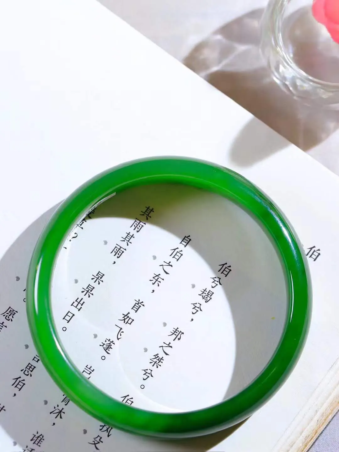 【碧波流转·手镯】

收藏级臻品️和田玉碧玉手镯，玉质细腻温润，手感舒适，️线条流畅，简约大气，美自天成，佩戴于腕间，婉约之美，举手投足间透出那份低调奢华，醉人心扉。
重37.2克 内径圈口58.5mm尺寸11.5-6.5mm  FDA-13151008