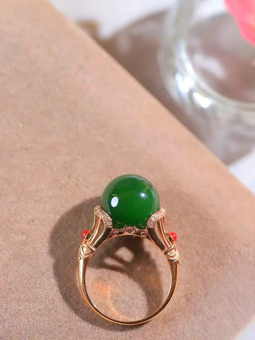 【金镶玉.戒指】

精品和田玉碧玉18k金镶嵌戒指 玉质细腻温润 油性十足 ，不论时光如何流转变化，这枚戒指始终闪耀着最初的光芒。精工镶嵌18K金 （保真金 可检测贵金属18K金） 重5.2克 尺寸17-12mm 78171055A