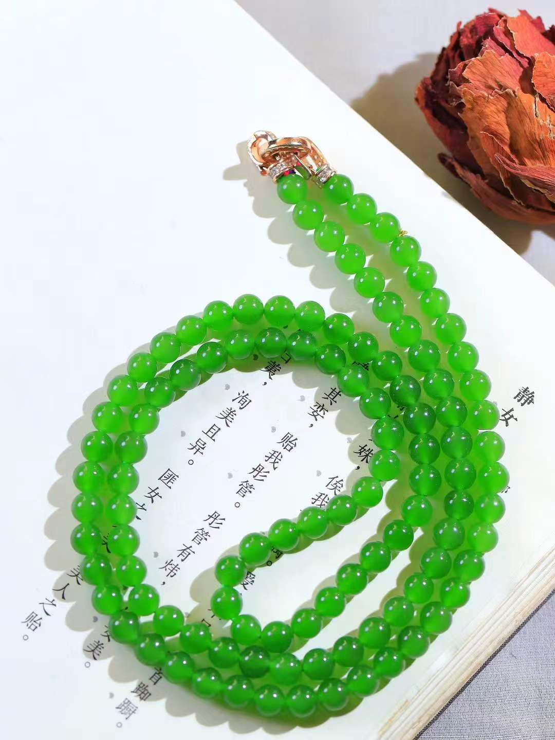 【珠圆玉润.项链】

精品和田玉碧玉珠圆玉润项链 玉质温润细腻  整串打磨圆润，佩戴舒适。珠珠落玉盘