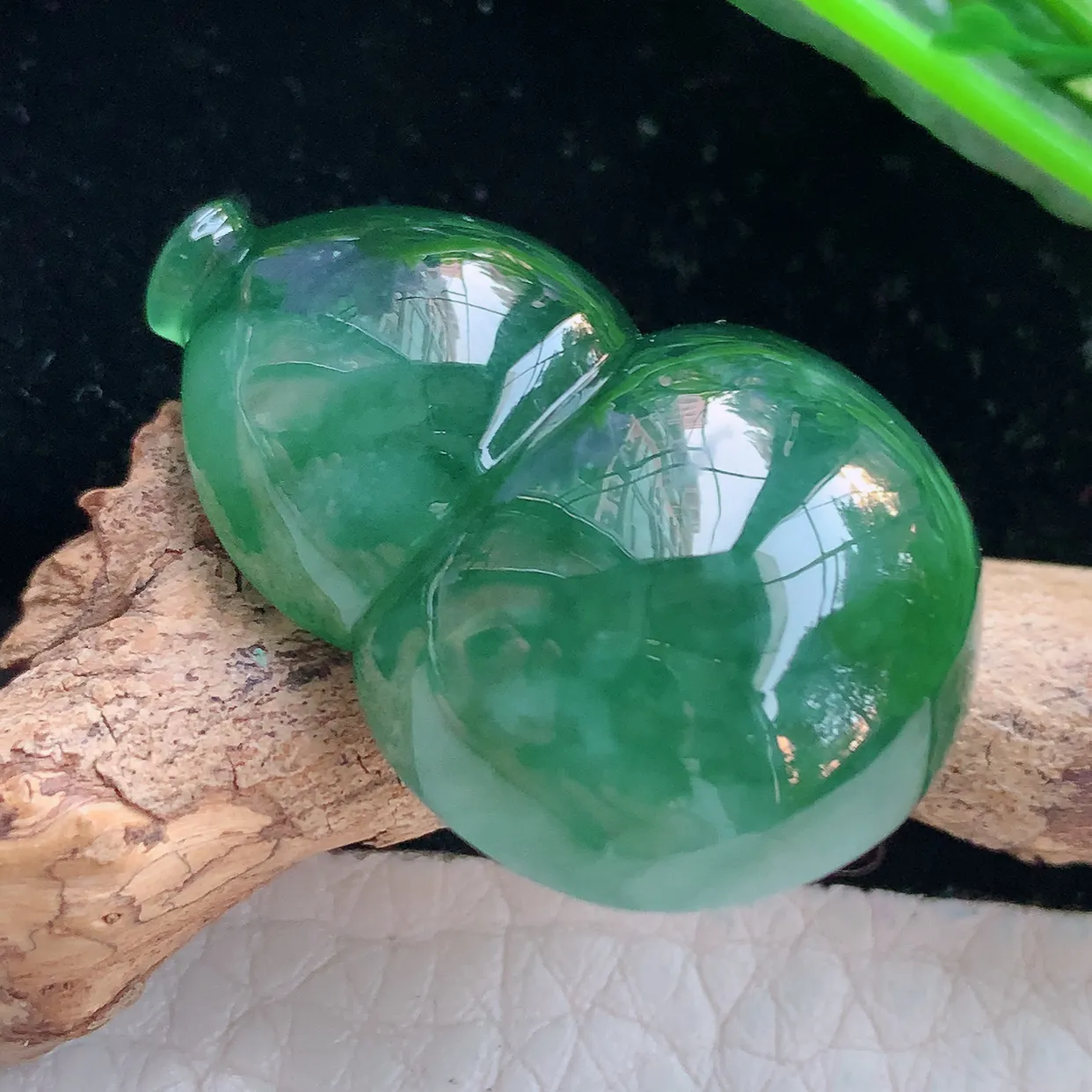 lz实拍32.6*23*11.5镶嵌款缅甸翡翠精雕饱满满绿大葫芦 暂未打孔！