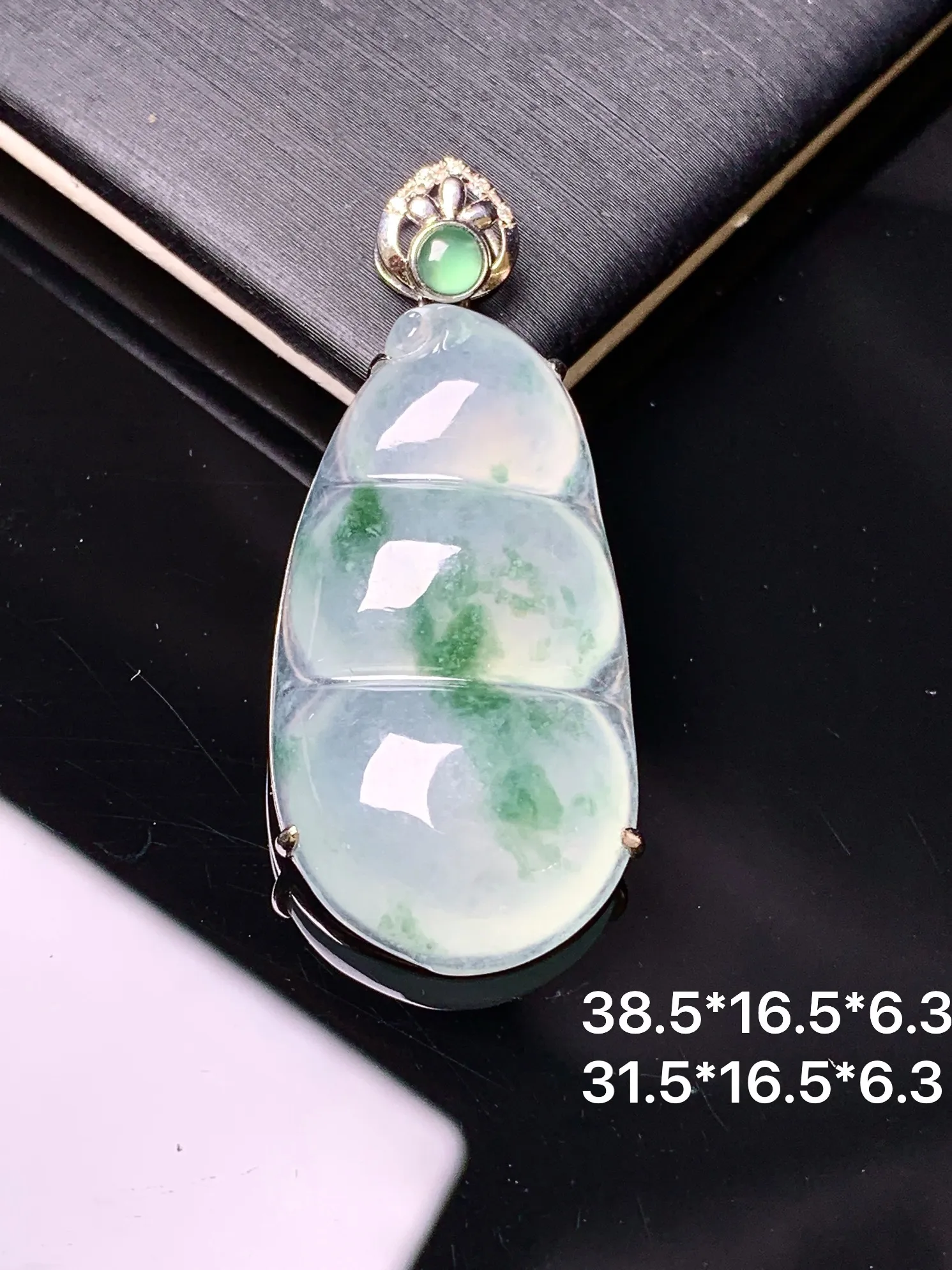 18k金镶嵌冰种飘绿四季豆吊坠 玉质细腻 色泽艳丽清新 整体尺寸38.5*16.5*6.3