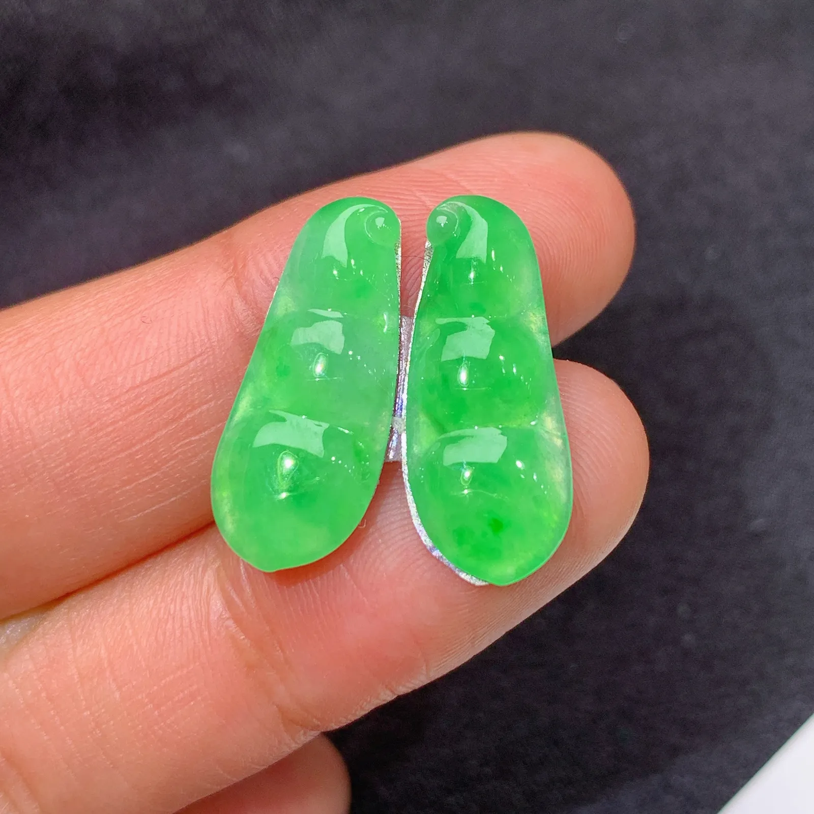 甜阳绿福豆一对，镶嵌佳品，冰润色阳，玉质细腻，种水足，Ht 尺寸20.2*8*2