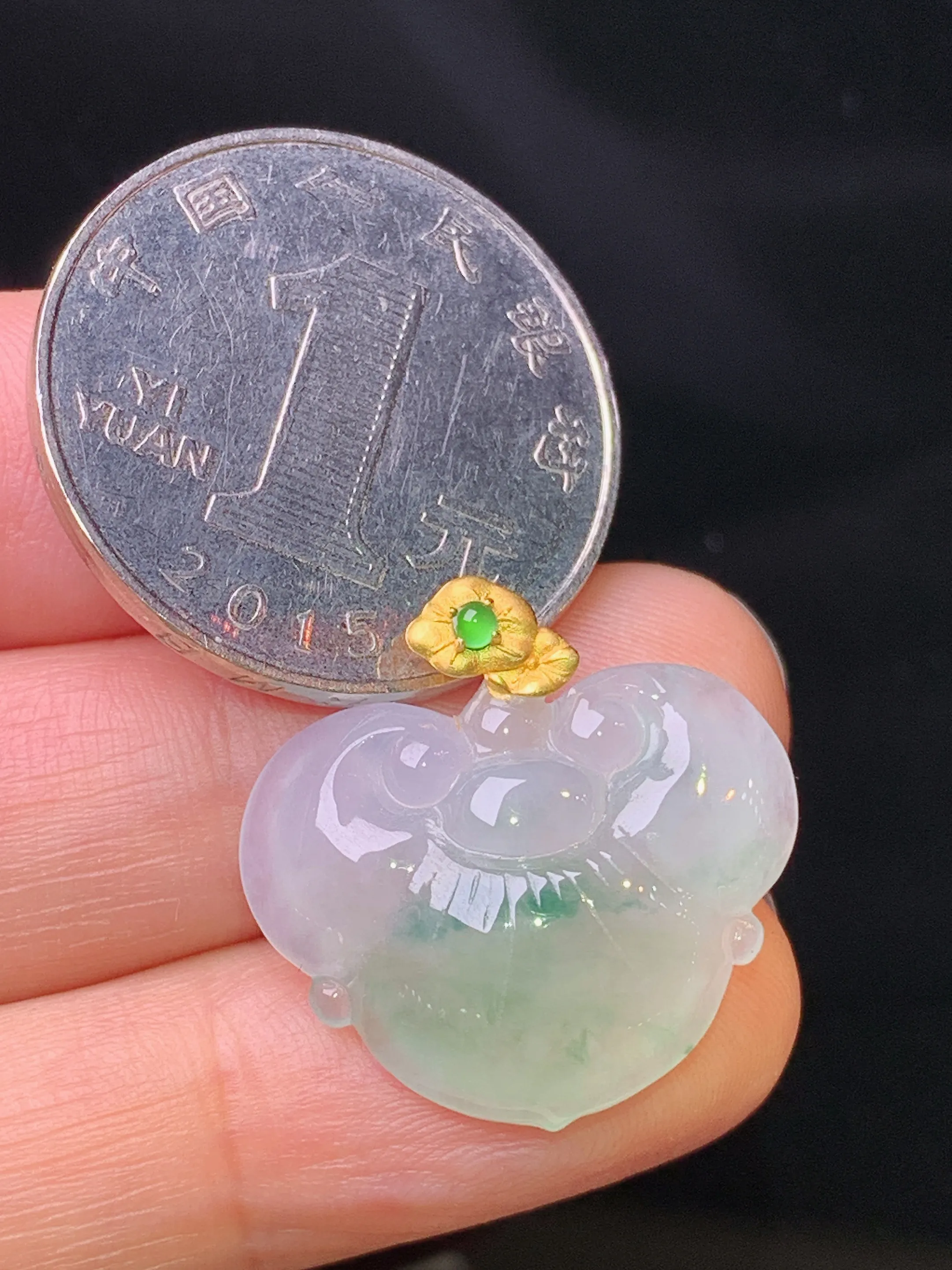 18k金镶嵌飘绿如意头吊坠 玉质细腻 色泽艳丽清新 整体尺寸21.5*21.8*5.7