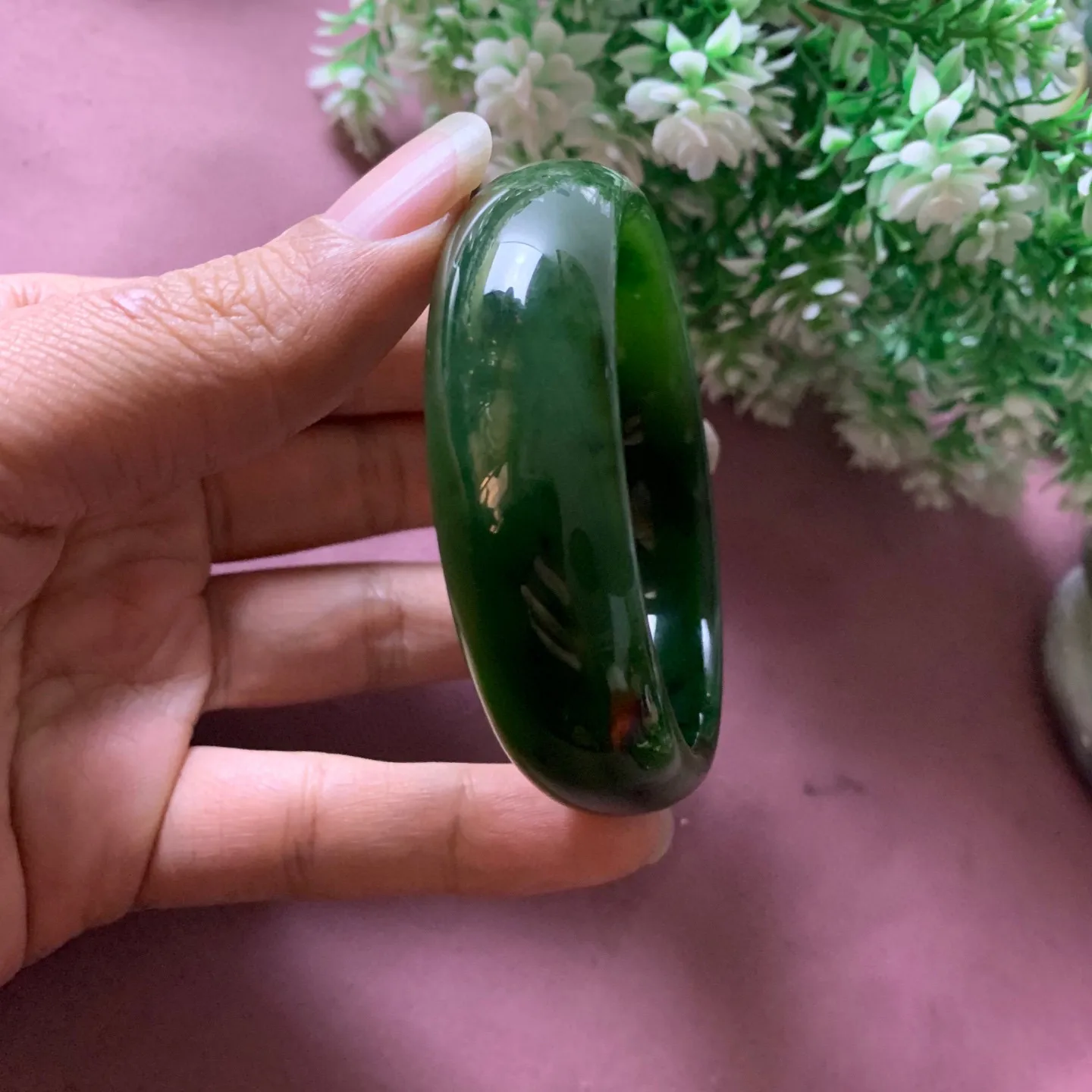 58圈口和田玉碧玉菠菜绿宽版手镯【挽间柔情】，和田玉58圈口宽版手镯，精品粉糖，镯型古朴典雅。在诗情画意的雨巷相遇，你是我腕间的一抹风情，有你眸有深情.清风荡漾湖间静水，我愿俯身低眉，在烟波涟漪处寻