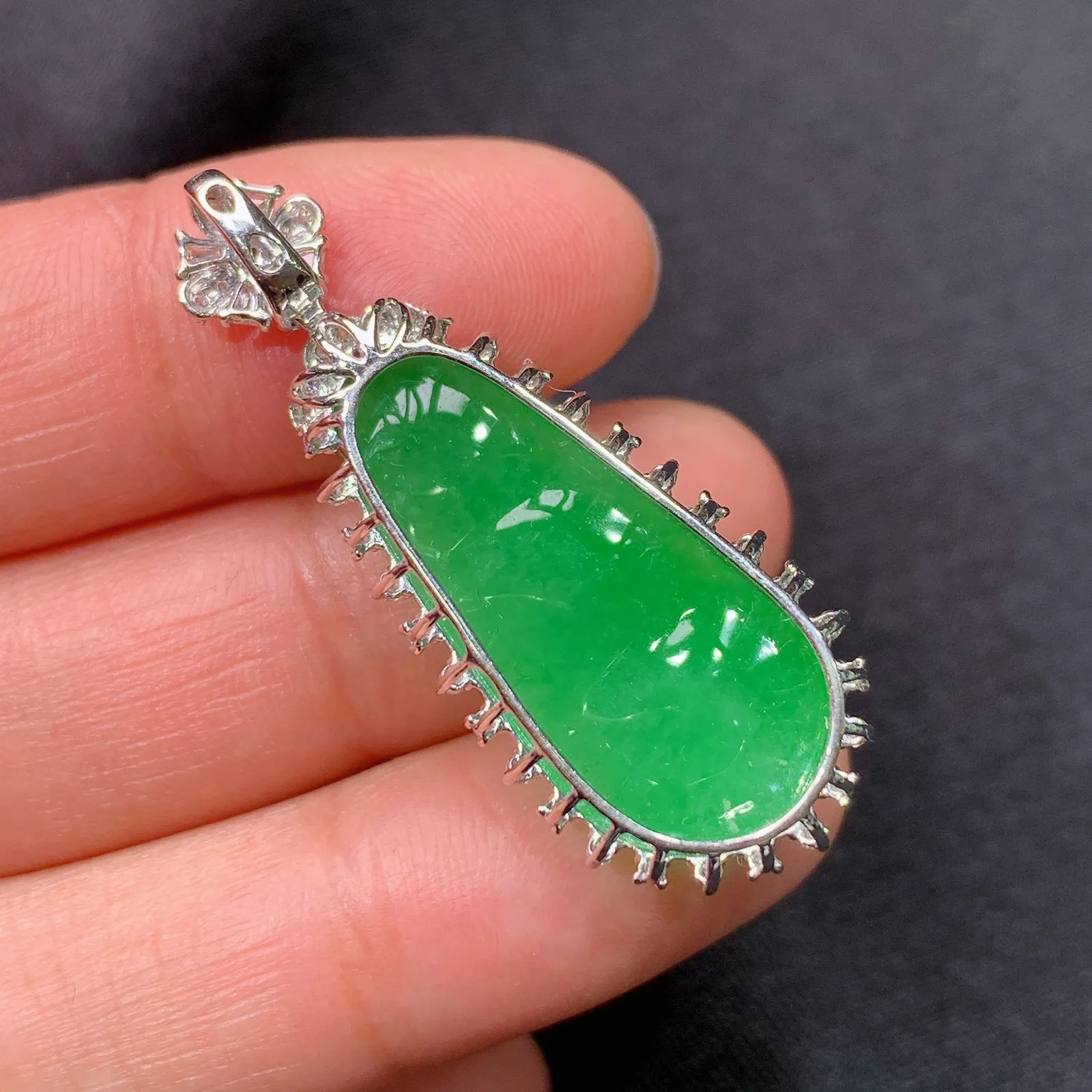 阳绿福豆吊坠，18k金镶嵌，色泽鲜阳，冰润细腻，种水足，Ax 尺寸38.2*14.8*11.6