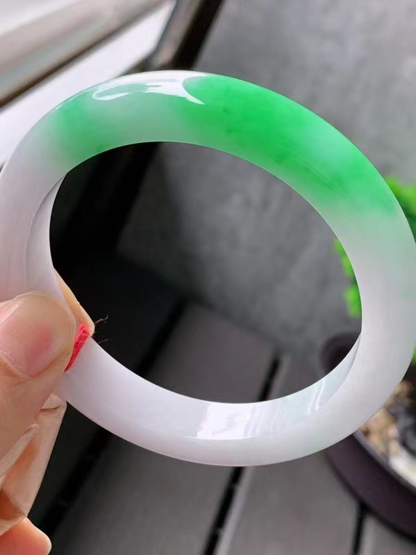 【翡翠名称】老种冰飘绿60.8正圈口手镯
【翡翠尺寸】适合60-61正圈口佩戴
【翡翠描述】宝贝种老水足，玉质细腻，色泽靓丽，性价比高，佩戴效果好！
【其它赠送】权威证书/精美挂绳盒子/支持全国复检