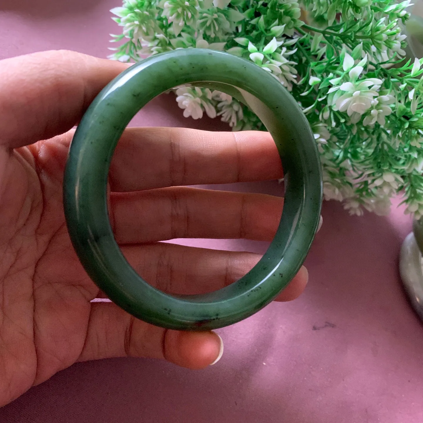 63圈口和田玉菠菜绿碧玉手镯【挽间柔情】，和田玉63圈口手镯，精品粉糖，镯型古朴典雅。在诗情画意的雨巷相遇，你是我腕间的一抹风情，有你眸有深情.清风荡漾湖间静水，我愿俯身低眉，在烟波涟漪处寻