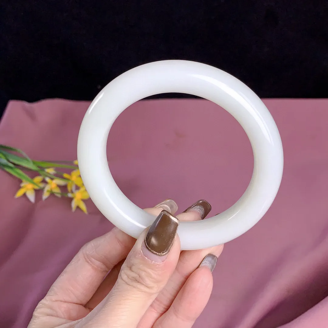 和田玉61圈羊脂白手镯！玉质细腻油润 底色纯净  无裂无杂 脂粉好，品质高。