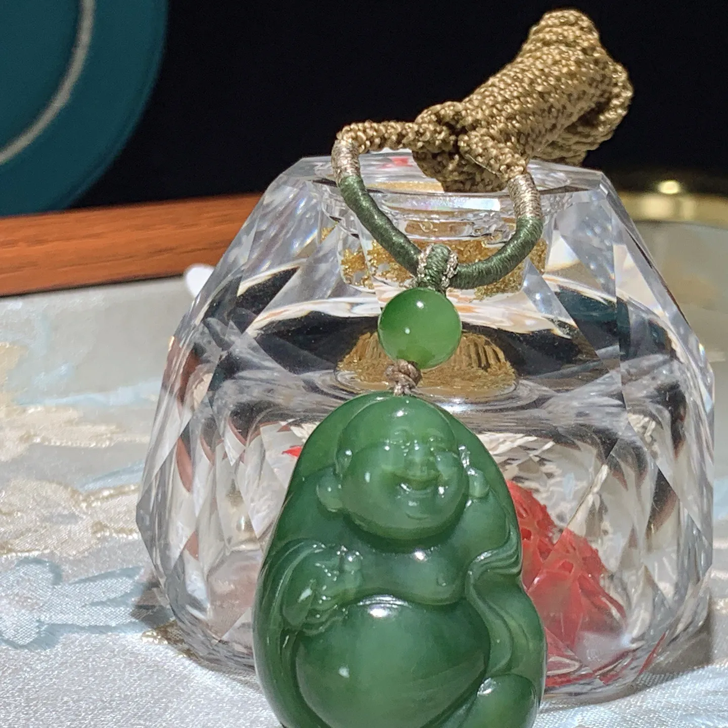 和田玉粉青俄罗斯碧玉佛引福来挂件！尺寸36/26/15重23.5克。无裂无杂无结构 玉质细腻油润。手推出油品相大气。250109