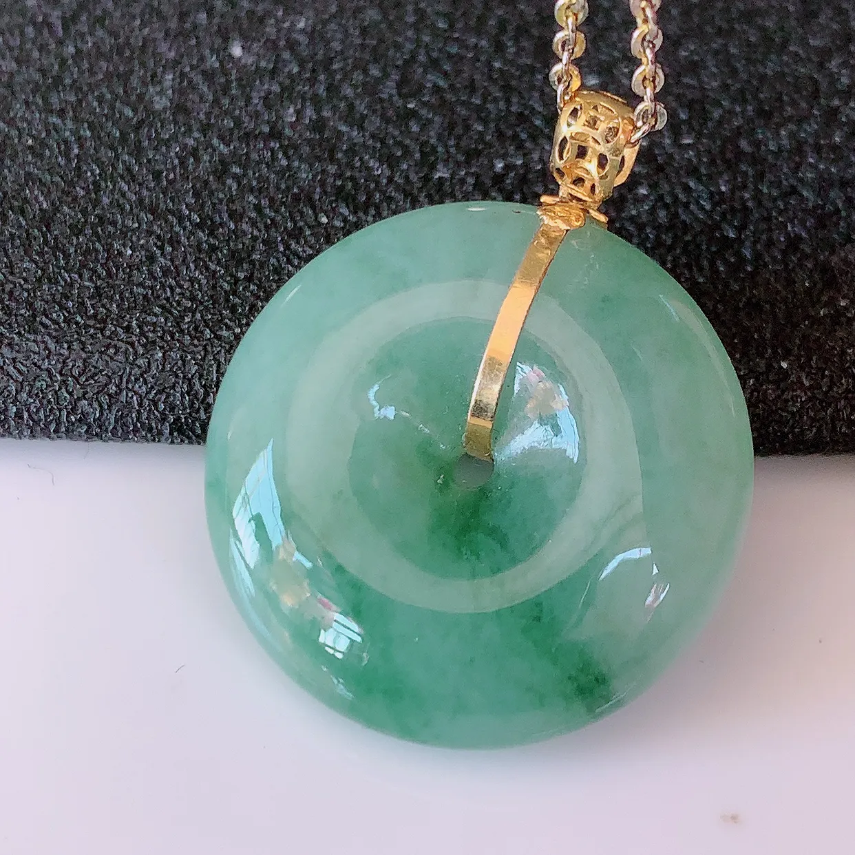 18k金镶嵌冰润飘花平安扣翡翠吊坠，款式新颖时尚，日常百搭的款。清秀高雅，佩戴优雅高贵！#46.7