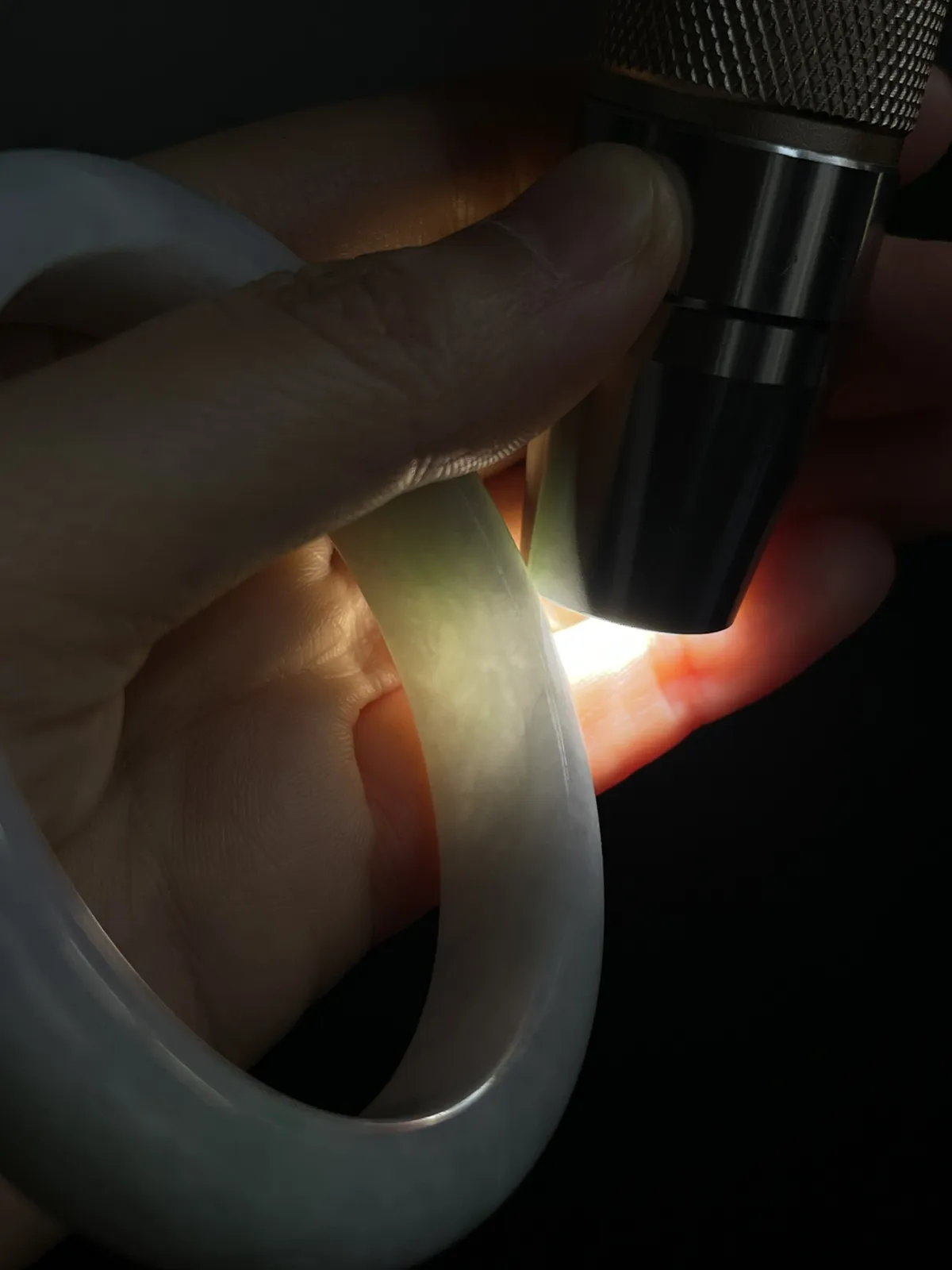 翡翠手镯，种老肉细，飘一片阳绿阳，上手仙气飘飘，非常漂亮