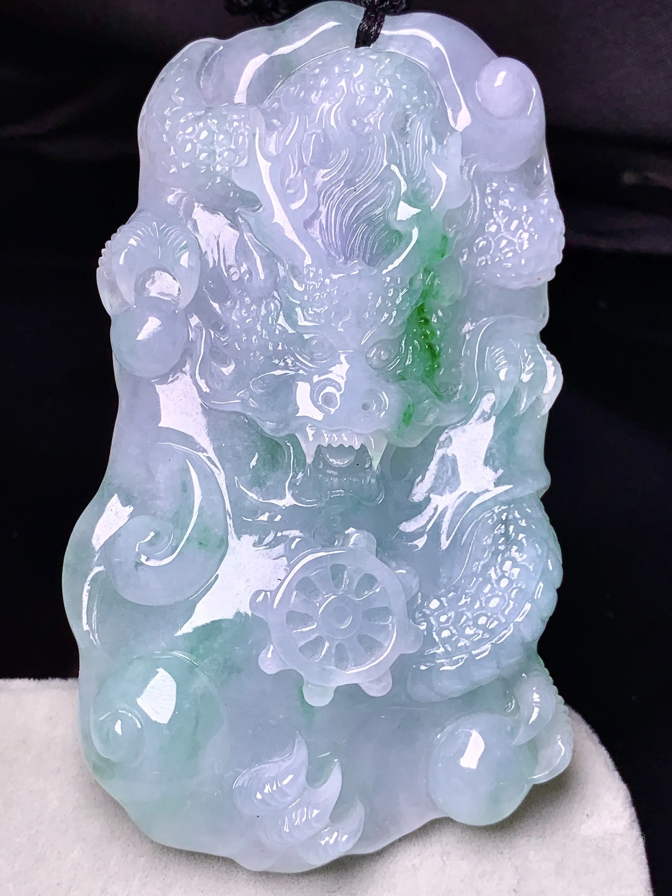 飘绿龙牌吊坠 玉质细腻 色泽艳丽清新 整体尺寸72.8*41.8*10.3