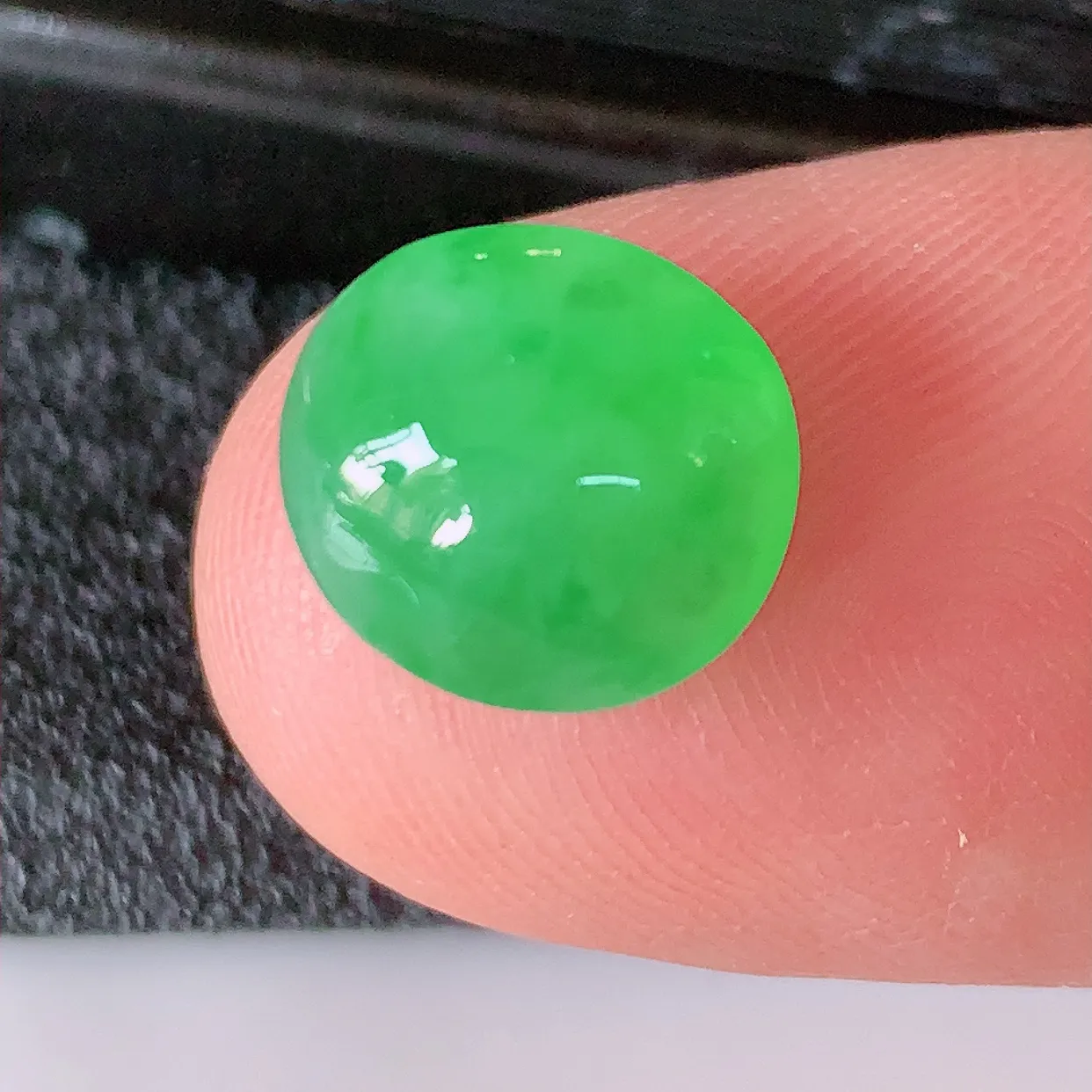 自然光实拍，冰满绿翡翠戒面，蛋面，翠色灵动，玉质细腻，颜色漂亮，品相佳，镶嵌更靓，佩戴佳品！#97.4尺寸10.5*9.5*5.5