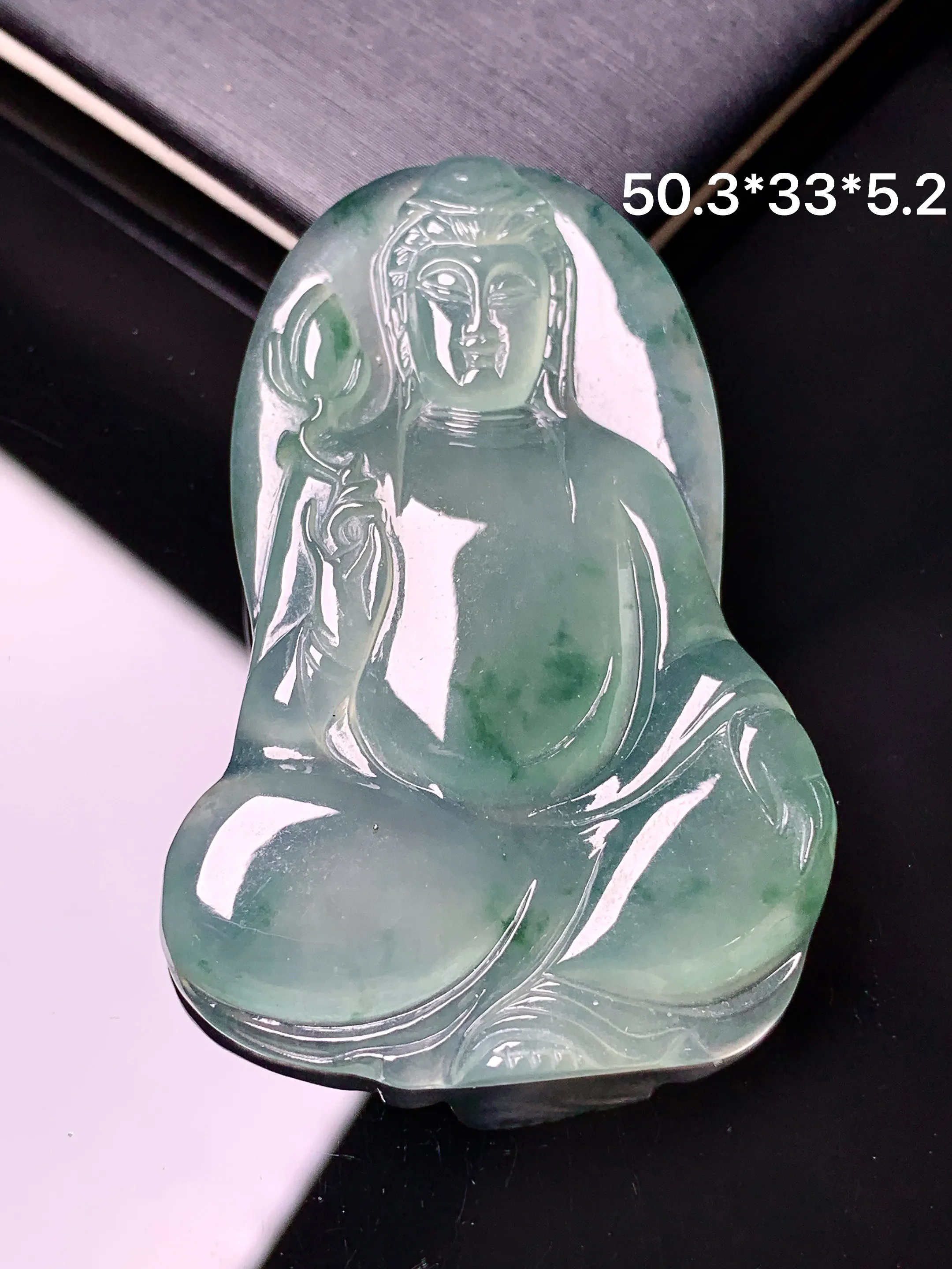 飘花冰种观音吊坠 玉质细腻 色泽艳丽清新 整体尺寸50.3*33*5.2