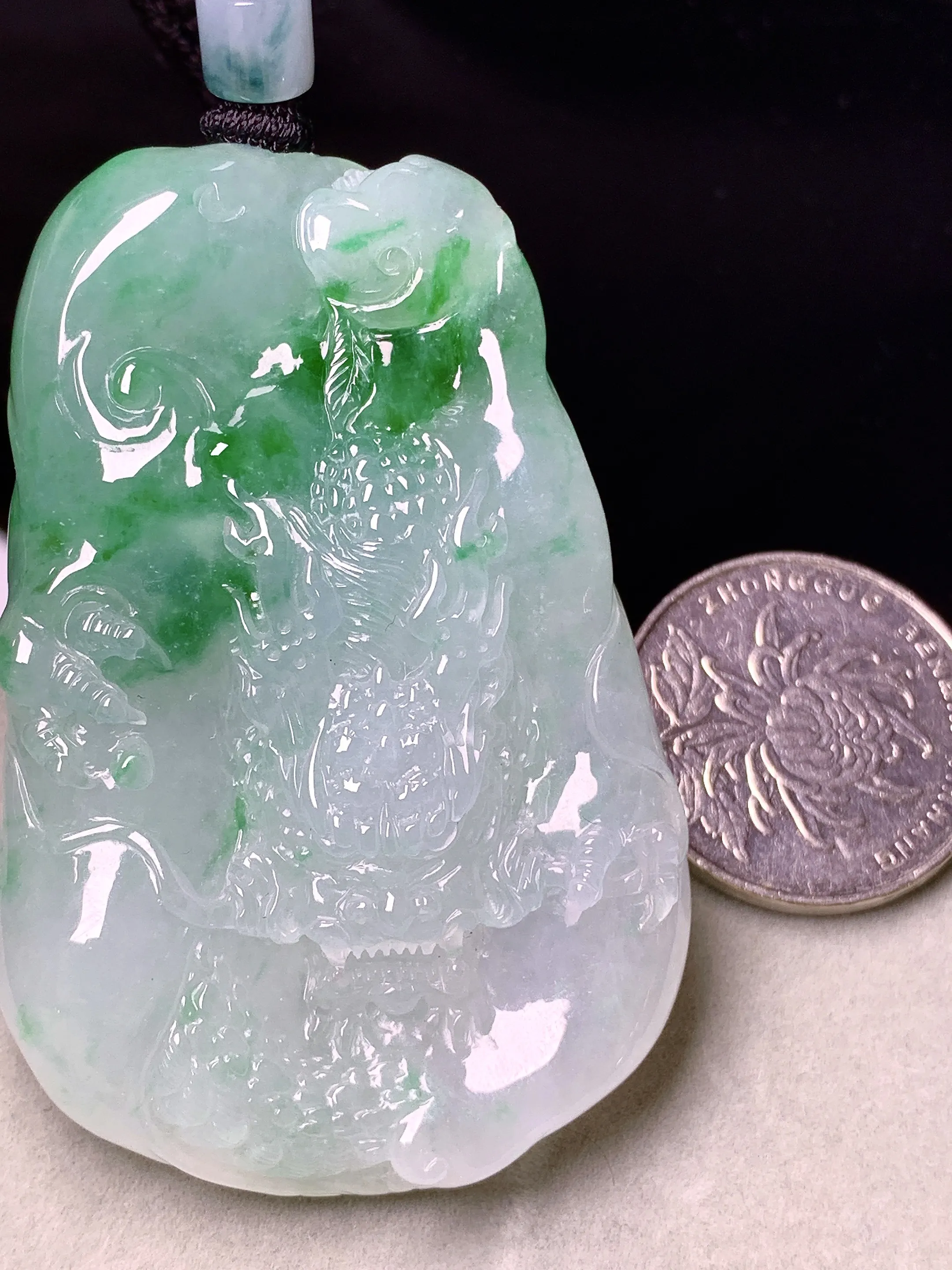 飘绿龙牌吊坠 玉质细腻 色泽艳丽清新 整体尺寸61.8*41*11.5