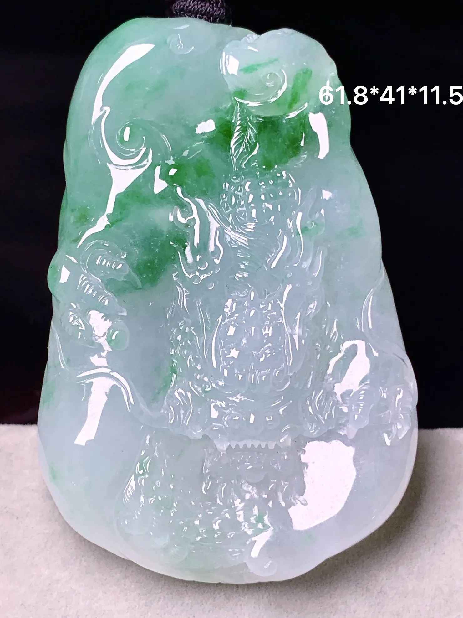 飘绿龙牌吊坠 玉质细腻 色泽艳丽清新 整体尺寸61.8*41*11.5
