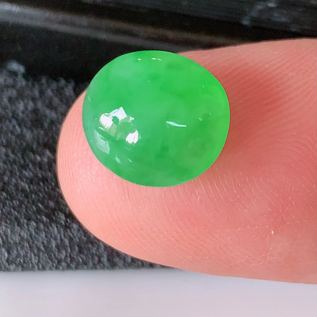 自然光实拍，冰满绿翡翠戒面，蛋面，翠色灵动，玉质细腻，颜色漂亮，品相佳，镶嵌更靓，佩戴佳品！#97.