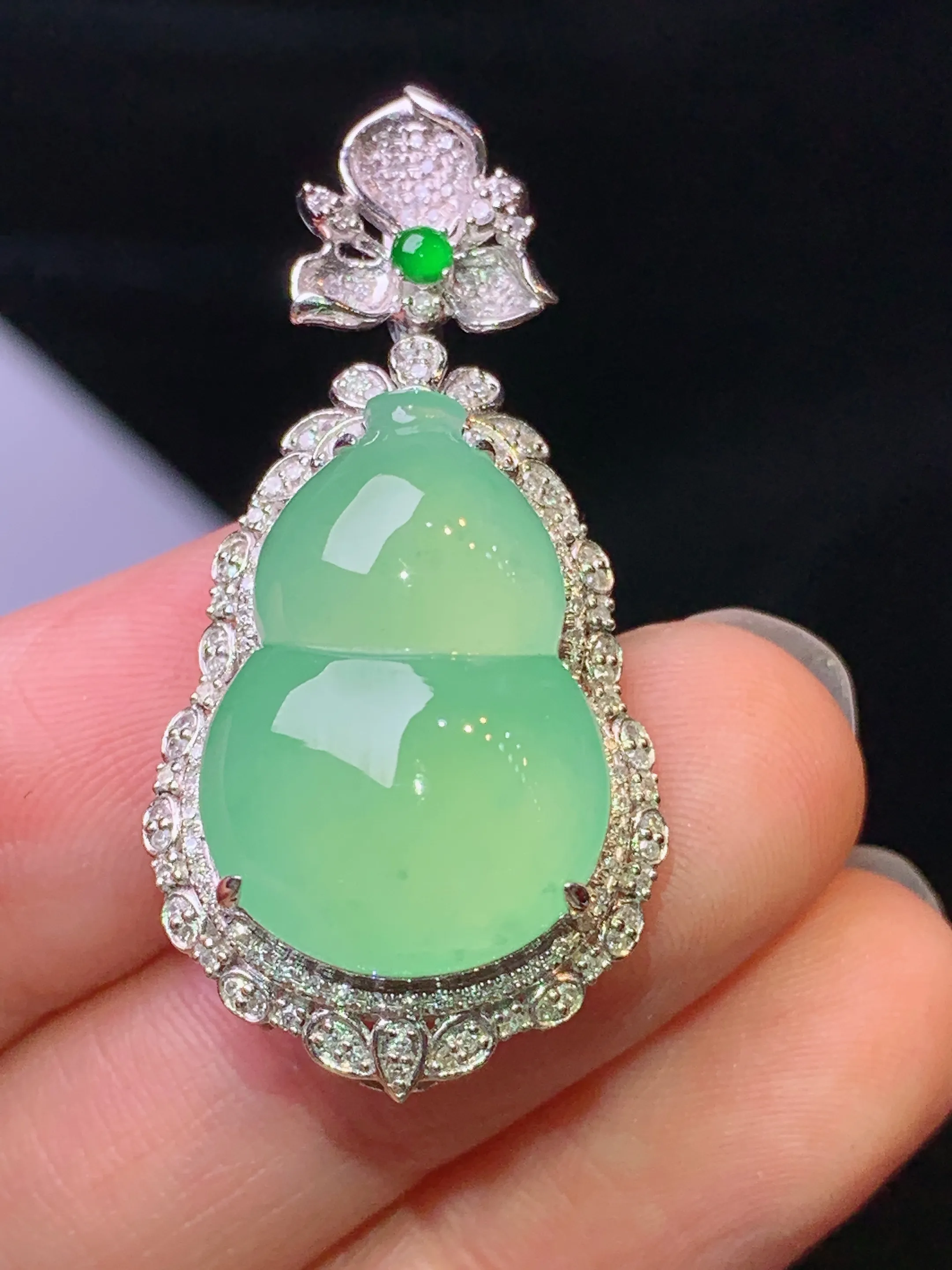 18k金钻镶嵌淡绿葫芦吊坠 玉质细腻 色泽艳丽清新 整体尺寸38.5*18.8*12.2