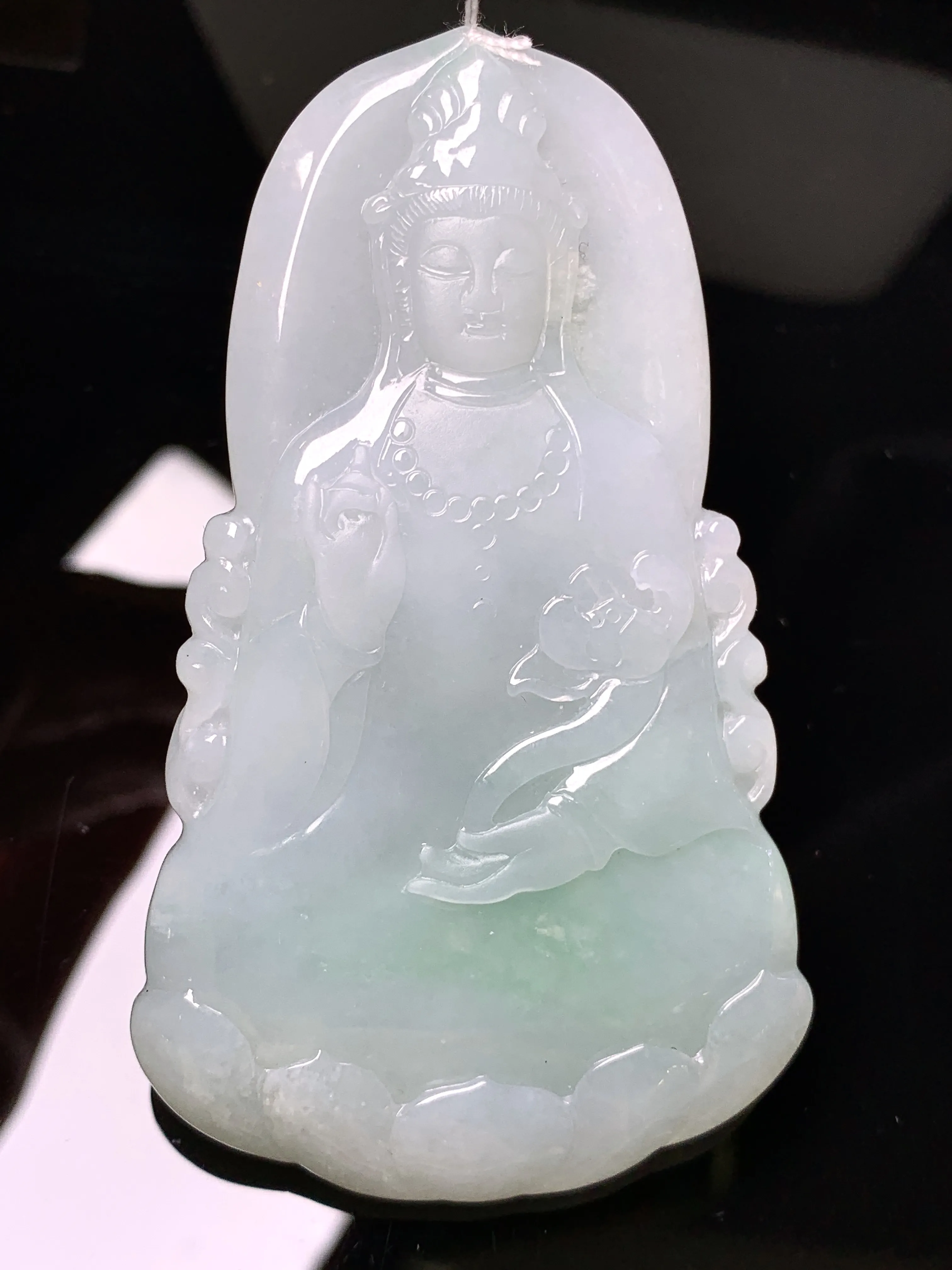 飘绿观音菩萨吊坠 玉质细腻 色泽艳丽清新 整体尺寸70.8*41.7*5.6