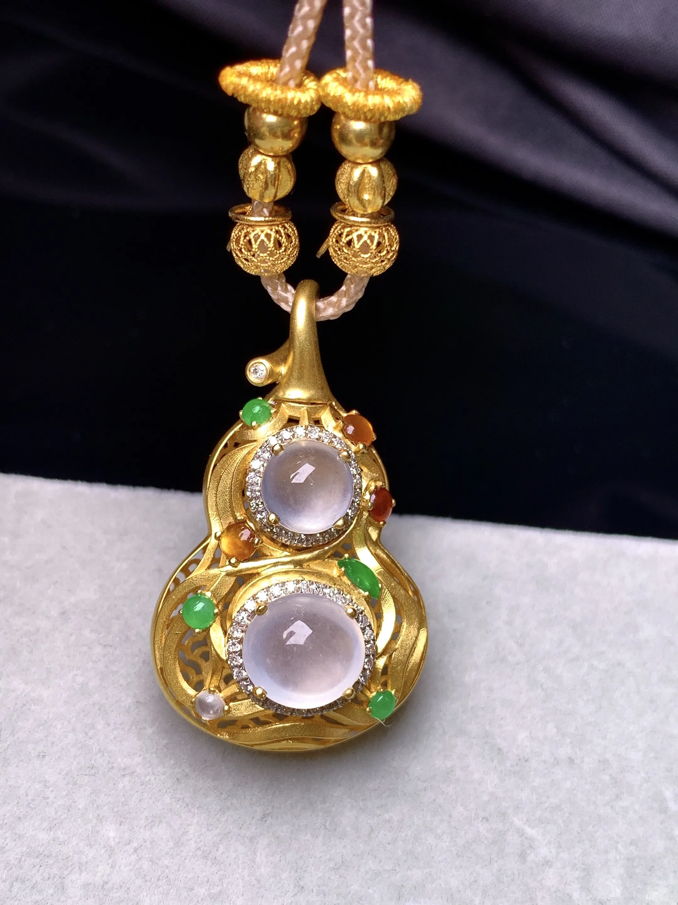 18k金钻镶嵌冰种蛋面吊坠 玉质细腻 色泽艳丽清新 整体尺寸32.5*19.3*14.5