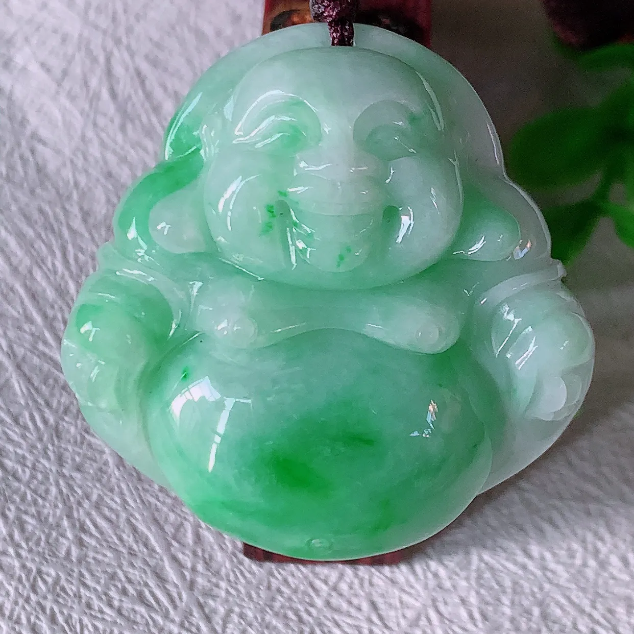 自然光实拍，大件厚装冰润飘绿翡翠佛公吊坠，开心笑佛，种老水足，颜色漂亮，立体饱满圆润，佩戴效果赞#46.10
